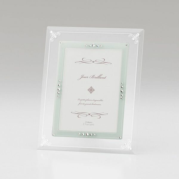 ポイント寄り添うラインストーンがお互いを輝かせる、美しいフォトフレーム。とびっきり輝いた、最も美しい、楽しい瞬間をこのフレームに閉じ込めましょう。※写真はイメージです。内容・デザイン等変更になる場合があります。予めご了承ください。箱サイズ17×3×22cm現品サイズ・内容14.5×18.5×1.5cm・ガラス、ラインストーン・卓上用重さ385g製造生産地中国製備考※「のし」や「包装」については、対応できる商品と対応できない商品がございます。ご購入前に、お気軽にお問い合わせください。通常、簡易包装に直に送り状を貼ってお送りいたします。【 商品一覧】 フォトフレーム 253-859 フォトフレーム 253-860茶谷産業 フォトフレーム 253-859 ギフト 出産内祝い 送料無料【注意事項】メーカー直送の商品となりますので、「代金引換」払いは不可となります。ご了承ください。お届け先が、北海道、沖縄、離島になる場合、別途送料が必要になる場合がございます。