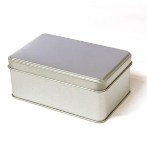 商品紹介用途は色々！ブリキ素材の角の缶です推しのシールを貼ってちょっとした小物入れにしたり、手作りお菓子などを入れてプレゼントにしたり、無地の缶なのでいろんな用途に使えます。サイズ・容量商品サイズ：124×80×高さ52mm規格素材：スチー...