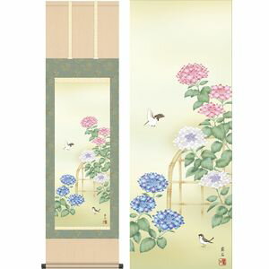 商品名紫陽花／あじさい商品説明移り気という花言葉の通り、様々な紫に彩りを変え楽しませてくれる名花です。作家名高見蘭石／たかみらんせき作家略歴名芸大卒業後、三美会に入会。ますます画技を磨き日本画の真髄を会得する。伝統の日本美を 追求した構図の素晴らしさで定評を集める。 材質本紙新絹本サイズ幅44.5×高さ約164cm仕様洛彩緞子本表装軸先陶器表装品質十年間保証付き生産地日本(岐阜県)備考化粧箱収納【【掛け軸】高見蘭石／たかみらんせき 商品一覧】 菖蒲にかわせみ 幅44.5×高さ約164cm 朝顔 幅44.5×高さ約164cm 紫陽花 幅44.5×高さ約164cm 柿に小鳥 幅44.5×高さ約164cm 南天福寿 幅44.5×高さ約164cm 鴛鴦 幅44.5×高さ約164cm 鴛鴦 幅44.5×高さ約164cm 阿弥陀三尊佛 幅54.5×高さ約190cm 阿弥陀三尊佛 幅44.5×高さ約164cm紫陽花／あじさい　幅44.5×高さ約164cm　高見蘭石／たかみらんせき　季節飾り　花鳥画　夏掛け日本には特有の四季の変化があります。日本の花鳥画が非常に生き生きと表現されているのは細やかな観察力と精緻な筆さばきにあります。季節の移ろいを家内で楽しむ雅の文化です。花鳥画　夏掛け　では、瑞々しく咲く花、爽やかな清流が夏の風情を醸し出す、愛らしい花鳥画の世界をご紹介します。暮らしに季節感を取り入れ、潤いと安らぎに満ちた日々をお過ごしいただける名品集です。夏を象徴する伝統の題材ばかりを選りすぐり、典雅な花鳥画としてご紹介いたします。日本の掛け軸　ベストセレクション平安より現代までの日本画を研究開発、ここに素晴らしいコレクションとして完成しました。悠久の歴史の中で育て守られてきた伝統の美は私たちの暮らしと心を豊かに彩るとともに、将来に継承しなければならない貴重な文化遺産です。日本画は、心の糧として私たちの暮らしの中に受け入れられています。その典雅な香り高い伝統美は見る人に深い感銘を与えます。高精細巧芸画（手彩補色）世界の有名美術館がレプリカを制作するため採用している最先端ジグレ版画技法で特製新絹本画布に表現し、最終仕上げは手彩による補色が加えられ、リアル感を醸し出しています。空気中の光やオゾンなどに分解されにくい対候性を備えており、時間がたっても色調が変化しにくく、美しさが変わりません。【注意事項】メーカー直送の商品となりますので、「代金引換」払いは不可となります。ご了承ください。お届け先が、北海道、沖縄、離島になる場合、別途送料が必要になる場合がございます。