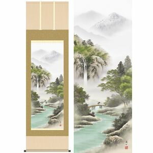 商品名山河望郷／さんがぼうきょう商品説明淡い色調で描いた渓谷の一景に、幼き頃の想い出が鮮やかにこみ上げてくることでしょう。構図・色彩すべてにバランスのとれた逸品です。作家名伊藤渓山／いとうけいざん作家略歴高校卒業後本格的に創作活動を始め、以来日本画の原点である山水画を追求する。各展入選を 果たし、主任会員の重席を務める。三美会会員。 材質本紙新絹本サイズ幅54.5×高さ約190cm仕様洛彩緞子本表装軸先陶器表装品質十年間保証付き生産地日本(岐阜県)備考桐箱畳紙収納【【掛け軸】伊藤渓山／いとうけいざん 商品一覧】 富峰玉簾 幅44.5×高さ約164cm 紫山憧憬 幅54.5×高さ約190cm 紫山塔景 幅54.5×高さ約190cm 幽山蒼流 幅44.5×高さ約164cm 悠景山水 幅44.5×高さ約164cm 山河望郷 幅54.5×高さ約190cm 悠景彩遷 幅44.5×高さ約164cm 秀麗名瀧 幅44.5×高さ約164cm 富士季景 幅54.5×高さ約190cm 富士来春 幅54.5×高さ約190cm 富士緑風 幅54.5×高さ約190cm 富士紅染 幅54.5×高さ約190cm 富士厳寒 幅54.5×高さ約190cm 旭日 幅54.5×高さ約190cm 旭日 幅44.5×高さ約164cm 歌仙雛 幅44.5×高さ約164cm山河望郷／さんがぼうきょう　幅54.5×高さ約190cm　伊藤渓山／いとうけいざん　年中飾り　山水画　彩色山水山水画には彩色と水墨があり、彩色は淡彩にてシンプルに色付けされ、水墨は墨一色にて描かれ、ぼかしやにじみなど特有の技法が使われています。単純に描かれた表現のなかに奥深い宇宙を感じさせます。山水画　彩色山水　では、慌ただしい日々の暮らしに、一服の清涼感をあたえてくれる風雅な山水画をご紹介します。大自然に包まれて生きる喜びに感謝を捧げてお飾りください。暮らしに取り入れることで、日々の生活に潤いをもたらしてくれます。日本の掛け軸　ベストセレクション平安より現代までの日本画を研究開発、ここに素晴らしいコレクションとして完成しました。悠久の歴史の中で育て守られてきた伝統の美は私たちの暮らしと心を豊かに彩るとともに、将来に継承しなければならない貴重な文化遺産です。日本画は、心の糧として私たちの暮らしの中に受け入れられています。その典雅な香り高い伝統美は見る人に深い感銘を与えます。高精細巧芸画（手彩補色）世界の有名美術館がレプリカを制作するため採用している最先端ジグレ版画技法で特製新絹本画布に表現し、最終仕上げは手彩による補色が加えられ、リアル感を醸し出しています。空気中の光やオゾンなどに分解されにくい対候性を備えており、時間がたっても色調が変化しにくく、美しさが変わりません。【注意事項】メーカー直送の商品となりますので、「代金引換」払いは不可となります。ご了承ください。お届け先が、北海道、沖縄、離島になる場合、別途送料が必要になる場合がございます。