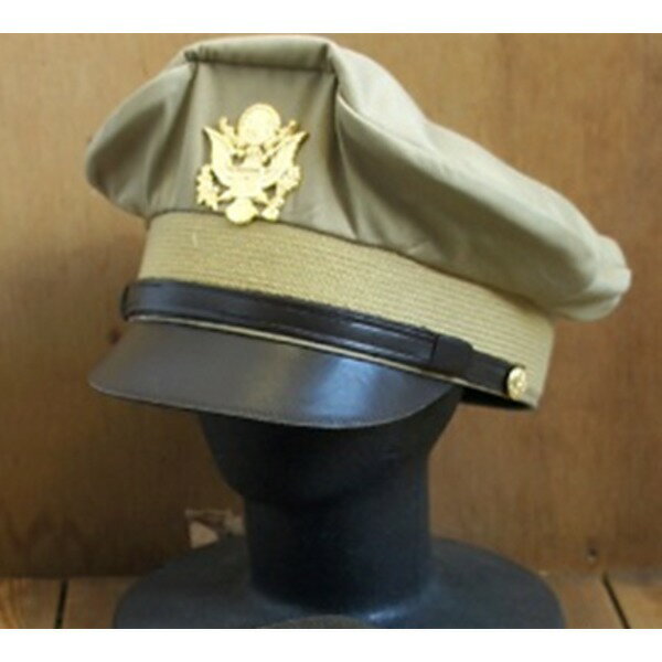 ■サイズ・色違い・関連商品■カーキ 7　1/4（約58cm）[当ページ]■カーキ 7　1/2（60cm）■ブラウン 7　1/4（約58cm）■ブラウン 7　1/2（約60cm）関連商品の検索結果一覧はこちら■商品内容アメリカ陸軍航空隊制帽を忠実に再現しました。制帽のトップスの形がユニークで最大の特長です。この形状はクラッシュタイプといい、わざと頭部の芯材を抜いてこの形状を作り上げています。これは、パイロットがレシーバーを帽子の上から装着出来る様に工夫されました。紋章も忠実に再現しています。■商品スペック【ブランド】　アメリカ軍【商品名】　USタイプオフィサーキャップレプリカ【型番】　HC031YN【生産国】　中国【サイズ】　7　1/4（約58cm）　7　1/2（約60cm）【カラー】　カーキ【特記事項】　サイズ違いによる返品・交換はお受け出来ません。予めご了承下さい。■送料・配送についての注意事項●本商品の出荷目安は【2 - 6営業日　※土日・祝除く】となります。●お取り寄せ商品のため、稀にご注文入れ違い等により欠品・遅延となる場合がございます。●本商品は同梱区分【TS1957】です。同梱区分が【TS1957】と記載されていない他商品と同時に購入された場合、梱包や配送が分かれます。●本商品は仕入元より配送となるため、沖縄・離島への配送はできません。