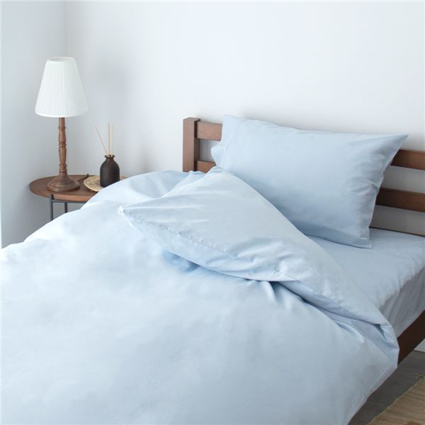 ■サイズ・色違い・関連商品■シングル (約150×210cm) サンド■シングル (約150×210cm) アクア[当ページ]■シングル (約150×210cm) フォレスト■シングル (約150×210cm) スノー■シングル (約150×210cm) クラウド■ダブル (約190×210cm) サンド■ダブル (約190×210cm) アクア■ダブル (約190×210cm) フォレスト■ダブル (約190×210cm) スノー■ダブル (約190×210cm) クラウド関連商品の検索結果一覧はこちら■商品内容【cotonはフランス語で綿を意味する言葉】「coton.」は綿100％ブロード織りの生地を使った当店こだわりの寝具カバーシリーズです。豊富な種類のカバーを取り揃えていますので統一感のあるコーディネートができます。カラーは、インテリアに馴染むナチュラルなカラーやアクセントにもなる色彩豊かなカラーまで幅広くラインナップしています。お部屋の雰囲気やアイテムに合わせてぴったりの商品をお選びいただけます。長年愛されているカバーシリーズがリニューアルして登場！ネットはもちろん百貨店などでも販売されていたシリーズから品質や仕様はそのままに、商品ラインナップがより豊富になり、カラーバリエーションも新しくなりました。タテ糸とヨコ糸が密に織り込まれているため摩擦に強く、丈夫で破れにくいという特長があります。また、「40番手の糸」で「打ち込み本数200本」となっているためしなやかさと丈夫さの両方を兼ね備えています。綿は、「肌触り」が良いのはもちろん「通気性」や「吸水性」、「耐久性」にも優れているため他の素材と比べても、寝具にぴったりの素材となります。日本製にこだわり、専門の縫製工場で作られています。縫製技術も確かな熟練の職人が丁寧に仕上げた安心安全の日本製です。綿素材は保水性があるので洗濯の揉みや絞りで強い力が加わると形状が変わりやすく、シワが残りやすくなります。脱水後には早めに取り出し、上から下に強く振ってから干すとシワ防止になります。風通しの良い陰干しも効果的です。また、柔軟剤と一緒に洗濯ネットを使用することで水中で大きく動かないため、シワが防げます。【お取り扱い方法 】他のものと分けて洗って下さい。蛍光漂白剤の入った洗剤は使用しないで下さい。洗濯後は形を整えてすぐにつり干しして下さい。家庭洗濯後のタンブラー乾燥は避けて下さい。染料のにおいが気になる場合は、ご使用前に洗って下さい。ドライクリーニングはできません。【注意書き】モニター発色の具合によって色合いが異なって見える場合がございます。■商品スペック【サイズ】シングル 約150×210cm【組成】綿100％【仕様】 サイドファスナー8ヵ所ボタン付き■送料・配送についての注意事項●本商品の出荷目安は【1 - 4営業日　※土日・祝除く】となります。●お取り寄せ商品のため、稀にご注文入れ違い等により欠品・遅延となる場合がございます。●本商品は仕入元より配送となるため、北海道・沖縄・離島への配送はできません。[ 703023 ]