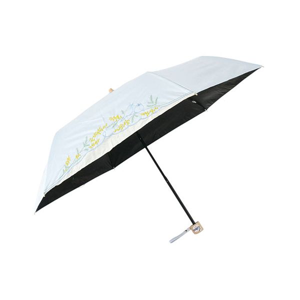 ■サイズ・色違い・関連商品■50cm ネイビー■50cm ベージュ■50cm サックス[当ページ]■55cm ネイビー■55cm ベージュ■55cm サックス■商品内容人気の「ミモザ」と「文鳥」モチーフの組み合わせが最強な、春らしい刺繍の黒コーティング晴雨兼用折りたたみ傘です。正面1駒に、刺繍+オーガンジー風の透け感のある30デニールのナイロン生地を切継ぎしています。ネームボタンは小鳥モチーフの型押しボタンになっていて、寸胴タイプの木製ハンドルには鳥かごモチーフの焼き印付き。文鳥クラスタさんにおすすめの晴雨兼用傘となっています。生地裏面に黒のポリウレタンコーティング加工を施しており、遮光&紫外線遮蔽率&遮熱効果に優れた(※)機能性パラソル。はっ水・防水加工も施されているので、とっさの雨でもお使いいただけます。遮光率&紫外線遮蔽率は99.99%以上!強度と柔軟性に優れたガラス繊維強化プラスチック「グラスファイバー骨」を使用。強風で「おちょこ」になっても簡単に元に戻り、折れにくい風に強い設計の骨です。親骨をポキポキ折らずとも簡単に開閉ができる折りたたみ傘です。 傘を閉じる際に爪や指を挟まないよう、ボタン式の安全ろくろ付き。■商品スペック・生地 : ポリエステル100%/裏面黒PUコーティング加工・遮光率99.99%以上/UVカット率99.99%以上/UPF50+・切継ぎ生地 : ナイロン100%・刺繍(上糸) : レーヨン100%・刺繍(下糸) : ポリエステル100%・手元の素材 : 木(鳥かごモチーフの焼き印付き)・親骨&受骨 : アルミ&グラスファイバー・中棒 : スチール&アルミ・親骨の長さ : 50cm・骨の本数 : 6本・全長 : 約58cm・直径 : 約89cm・重量 : 約215g・収納時長さ : 約24cm・保証期間 : 初期不良対応・生産国 : 中国【使用時のご注意】※ご使用の際は、生地をほぐしてからゆっくりと開閉してください。無理に開くと骨が折れたり傘全体に負担がかかり故障の原因になります。※製品には尖った部分があります。常に周囲の安全を確認してご使用ください。※ステッキがわりに使用しないでください。※手元、または骨の先端がこわれたまま使用しないでください。※振り回したり投げたりしないでください。強風時は破損する恐れがありますので使用しないでください。※傘は必ず手に持ってご使用ください。※生地には防水加工を施していますが刺繍部分やその他特殊加工の部分から雨が漏れる可能性があります。※天然素材や濃い色の生地を使用している場合色落ちや色移りすることがありますのでご注意ください。※使用時は水分をよく切って陰干しをしてから保管してください。※お子様には保護者の方からご注意ください。※画面上と実物では、多少色味が異なって見える場合もございます。ご了承下さい。■送料・配送についての注意事項●本商品の出荷目安は【4 - 7営業日　※土日・祝除く】となります。●お取り寄せ商品のため、稀にご注文入れ違い等により欠品・遅延となる場合がございます。●本商品は仕入元より配送となるため、沖縄・離島への配送はできません。
