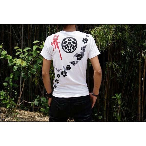 ■サイズ・色違い・関連商品■戦国武将Tシャツ 【長宗我部元親 七つ方喰】 XSサイズ 半袖 ブラック(黒) 〔Uネック おもしろ〕■戦国武将Tシャツ 【長宗我部元親 七つ方喰】 Lサイズ 半袖 ブラック(黒) 〔Uネック おもしろ〕■戦国武将Tシャツ 【長宗我部元親 七つ方喰】 XSサイズ 半袖 ホワイト(白) 〔Uネック おもしろ〕■戦国武将Tシャツ 【長宗我部元親 七つ方喰】 Mサイズ 半袖 ホワイト(白) 〔Uネック おもしろ〕[当ページ]関連商品の検索結果一覧はこちら■商品内容週刊ヤングジャンプで絶賛連載中の井出圭亮先生「オキザリスの旗　長宗我部元親伝」・長宗我部元親Tシャツ【デザインについて】織田信長は元親をあまり高く評価しておらず、慣用句の「鳥無き里の蝙蝠」をもじって、「あれは鳥無き島の蝙蝠」と揶揄したと伝えられる。背中には家紋（七つ方喰）と花押を大胆に配置天下人を目指した元親の思いを七つ方喰の一部を使用し日本列島をイメージフロントは七つ方喰と長宗我部元親の頭文字C.Mをかっこいいフォントで表現！■商品スペックXS（着丈60cm 身幅41cm 肩幅35cm 袖丈16.5cm） S（着丈68cm 身幅46cm 肩幅40cm 袖丈18cm） M（着丈70cm 身幅48cm 肩幅43cm 袖丈20cm） L（着丈73cm 身幅49cm 肩幅45cm 袖丈22cm） XL（着丈77cm 身幅53cm 肩幅48cm 袖丈23cm） 3L（着丈79cm 身幅57cm 肩幅53cm 袖丈24cm）【お洗濯の注意】TWT-JAPANのTシャツは、シルクスクリーンプリントでしっかりプリントしておりますので、 洗濯しても剥がれにくくなっていますが、デザイン上、極端に細い線のプリント、網版プリント、 通気性を考慮しての半ラバープリントなどもございますので、裏返しにしてのお洗濯をオススメ致します。■送料・配送についての注意事項●本商品の出荷目安は【1 - 4営業日　※土日・祝除く】となります。●お取り寄せ商品のため、稀にご注文入れ違い等により欠品・遅延となる場合がございます。●本商品は仕入元より配送となるため、沖縄・離島への配送はできません。