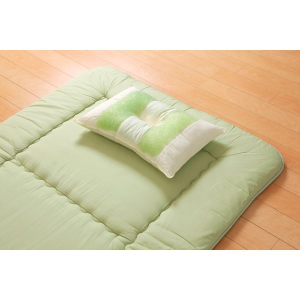 ■サイズ・色違い・関連商品■森の眠り（ひば枕HM）M 単品 約35×50×10cm[当ページ]■森の眠り（ひば枕HM）H 単品 約35×50×14cm■森の眠り（ひば枕HM）B 単品 約43×63×14cm■森の眠り（ひば枕HM）A 単品 約43×63×18cm関連商品の検索結果一覧はこちら■商品内容選べる高さが3種類。ご希望のサイズを選んで下さい。ヒバエッセンス練り込みパイプを使用しています。青森県のヒバの木から抽出した「ヒバエッセンス」をメーカー独自の技術でパイプに加工しました。ヒバエッセンスには、ヒノキチオールという、天然物質としては極めて抗菌性の高い成分が含まれています。（無加工品に比べ、抗菌・防臭効果があります。）ヒバエッセンスで安らかな森の眠りをご提案します。パイプ使用のため、通気性がよく、熱がこもらず心地よくご使用できます。リバーシブルタイプでひばパイプ側、ポリエステルわた側の2種類の触感を楽しめます。※中材の出し入れはできません。■商品スペック【サイズ】約35×50×10cm【原産国】：日本製（側=中国製）【素材】：生地=側）綿100% メッシュ部分）ポリエステル100%中材：ヒバエッセンス練り込みポリエチレンパイプ、ポリエステルわた【洗濯表示】そのまま丸ごと30℃の水で手押し洗い。漂白剤の入っていない中性洗剤を使用。【配送日時指定について】・この商品は、配送希望日と時間帯をご指定可能です。・配送希望日は出荷目安(最長)の 3 - 30 日後の間でご指定ください。・最短でのお届けをご希望の場合は「指定なし」を選択してください。※配送エリア（例：沖縄・離島）により、配送希望日のご指定をお受けしかねる場合がございます。■送料・配送についての注意事項●本商品の出荷目安は【1 - 4営業日　※土日・祝除く】となります。●お取り寄せ商品のため、稀にご注文入れ違い等により欠品・遅延となる場合がございます。●本商品は仕入元より配送となるため、北海道・沖縄・離島への配送はできません。