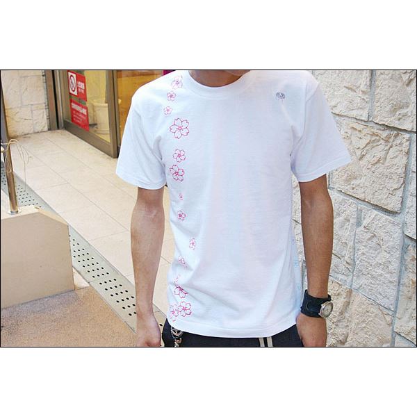 ■サイズ・色違い・関連商品■戦国武将Tシャツ 【前田慶次】 XSサイズ 半袖 綿100% ブラック(黒) 〔Uネック おもしろ〕■戦国武将Tシャツ 【前田慶次】 Sサイズ 半袖 綿100% ブラック(黒) 〔Uネック おもしろ〕■戦国武将Tシャツ 【前田慶次】 Mサイズ 半袖 綿100% ブラック(黒) 〔Uネック おもしろ〕■戦国武将Tシャツ 【前田慶次】 Lサイズ 半袖 綿100% ブラック(黒) 〔Uネック おもしろ〕■戦国武将Tシャツ 【前田慶次】 XLサイズ 半袖 綿100% ブラック(黒) 〔メンズ 大きいサイズ Uネック おもしろ〕■戦国武将Tシャツ 【前田慶次】 XSサイズ 半袖 綿100% ホワイト(白) 〔Uネック おもしろ〕■戦国武将Tシャツ 【前田慶次】 Sサイズ 半袖 綿100% ホワイト(白) 〔Uネック おもしろ〕■戦国武将Tシャツ 【前田慶次】 Mサイズ 半袖 綿100% ホワイト(白) 〔Uネック おもしろ〕■戦国武将Tシャツ 【前田慶次】 Lサイズ 半袖 綿100% ホワイト(白) 〔Uネック おもしろ〕[当ページ]■戦国武将Tシャツ 【前田慶次】 XLサイズ 半袖 綿100% ホワイト(白) 〔メンズ 大きいサイズ Uネック おもしろ〕関連商品の検索結果一覧はこちら■商品内容和柄オリジナルデザインの戦国武将・傾奇者・前田慶次Tシャツ！ 隆慶一郎作の歴史小説「一夢庵風流記」を原作とした、『花の慶次 -雲のかなたに-』原哲夫の歴史漫画の主人公としても有名である。　「戦国時代末期から江戸時代初期にかけての武将で、前田利家の義理の甥。武勇に優れ、古今の典籍にも通じ、和歌にすぐれた一流の文人でもあった。その豊か案な教養は、京から米沢までの道中を記録した『前田慶次道中日記』にもうかがえる。長谷堂城の戦いでは、68歳を超える老齢ながら朱塗りの大槍りを振るい、功名をあげた。大録で召し抱えよう大名は多かったが、「この度の合戦で諸大名の表裏の心を見限った」と言って米沢に帰り、500石の禄を受けて風雅を楽しみつつ生涯を終えたという。◆デザインコンセプト◆正装をし、登城しなければならない儀式のある日に、前田慶次は家紋のない素袍にて現れる。皆がなぜ家紋がないのだと問いただせば、ここにあるではないかと、素袍についているシラミを示し傾いたのであった。TWTではしらみでは些か小さかろうと思い蚤の家紋にて傾いて候。◆Tシャツについて◆この商品は久米繊維工業（株）の【楽】で製作しています。日本の気候に合った適度な厚みを持ち、洗濯を重ねるごとに味わいが増す生地。肌触りがとても気持ちよく、久米繊維さんに脱帽です。　少しゆったりめの、リラックス・フィットの型紙を採用し、楽な着心地、快適さを実現しています。　また、永くご愛用いただけるように久米繊維伝統の引っ張り強度や耐久性に優れた縫製方法を採用しています。 ■商品スペック【材質】綿100%【サイズ】XS（着丈62cm 身幅45cm 肩幅37cm 袖丈18cm） S（着丈68cm 身幅47cm 肩幅45cm 袖丈20cm） M（着丈73cm 身幅51cm 肩幅49cm 袖丈20cm） L（着丈75cm 身幅56cm 肩幅51cm 袖丈22cm） XL（着丈77cm 身幅59cm 肩幅55cm 袖丈25cm）【確認事項】炎・桜のプリントですが、縫目に重なるようにプリントをベタでしておりますので、どうしても色が載らなかったり、逆に厚く載ってしまったりします。本来縫目は避けてプリントするものなのですが、弊社商品の場合デザイン重視で作らさせて頂いておりますのでご了承の上お買い求め下さい。【お洗濯の注意】TWT-JAPANのTシャツは、シルクスクリーンプリントでしっかりプリントしておりますので、 洗濯しても剥がれにくくなっていますが、デザイン上、極端に細い線のプリント、網版プリント、 通気性を考慮しての半ラバープリントなどもございますので、裏返しにしてのお洗濯をオススメ致します。■送料・配送についての注意事項●本商品の出荷目安は【1 - 4営業日　※土日・祝除く】となります。●お取り寄せ商品のため、稀にご注文入れ違い等により欠品・遅延となる場合がございます。●本商品は同梱区分【TS2026】です。同梱区分が【TS2026】と記載されていない他商品と同時に購入された場合、梱包や配送が分かれます。●本商品は仕入元より配送となるため、沖縄・離島への配送はできません。