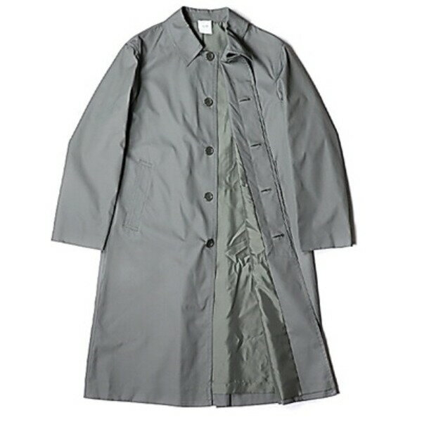 ■サイズ・色違い・関連商品■80サイズ■96サイズ■100サイズ■104サイズ[当ページ]■108サイズ■商品内容フランス軍放出の未使用のデットストック品です。90年代フランス軍で使用されていた薄手のステンカラーロングコートです。裏地はサラッとした滑りの良い生地で着やすくなっています。前立てが比翼仕様に外ポケットが2つ付いているフロントに、背中から裾まで大きなアクションプリーツが付けられたバックがシンプルの中に機能性を持たせたコートです。内ポケットは左側に2ヶ所です。コットン×ポリエステルで製作されており、若干の撥水性を持っています。オリーブグレーとカーキの中間のようなカラーで仕上げられています。ビジネスからプライベートまで幅広い着こなしが出来るコートです。■商品スペック○商品名：フランス軍放出オフィサーステンカラーロングコート未使用デットストック トック ○型番：JC123NN○カラー：オリーブグレー○材質：表地/コットンポリ 裏地/ポリエステル○生産国：フランス○サイズ：《80》 身巾/約52cm 肩幅/約47cm 着丈/約108cm 袖丈/約59cm《84》 身巾/約57cm 肩幅/約48cm 着丈/約115cm 袖丈/約62cm《96》 身巾/約60cm 肩幅/約51cm 着丈/約102〜130cm 袖丈/約58〜72cm《100》 身巾/約63cm 肩幅/約52cm 着丈/約102〜130cm 袖丈/約64〜72cm《104》 身巾/約65cm 肩幅/約53cm 着丈/約102〜130cm 袖丈/約58〜72cm《108》 身巾/約67cm 肩幅/約54cm 着丈/約108〜120cm 袖丈/約60〜64cmモデル：170cm×63kg（96サイズ着用）○仕様：前立てボタン5個比翼式 外ポケット2ヶ所 内ポケット2ヶ所 袖口調整ボタン○特記事項：軍放出の未使用のデッストック品です。長年の保管状態で、シワ、汚れがあるのもあります。ただし使用には何ら支障は御座いませんのでご安心ください。サイズは複数商品のうち1点を採寸してございますので、表示しているサイズと多少の誤差はご理解・ご容赦ください。着丈と袖丈の範囲表示でレングスはお選びできませんのでご承諾ください。以上の件での返品はお受けできませんので、あらかじめご承諾ください。■送料・配送についての注意事項●本商品の出荷目安は【1 - 8営業日　※土日・祝除く】となります。●お取り寄せ商品のため、稀にご注文入れ違い等により欠品・遅延となる場合がございます。●本商品は仕入元より配送となるため、沖縄・離島への配送はできません。