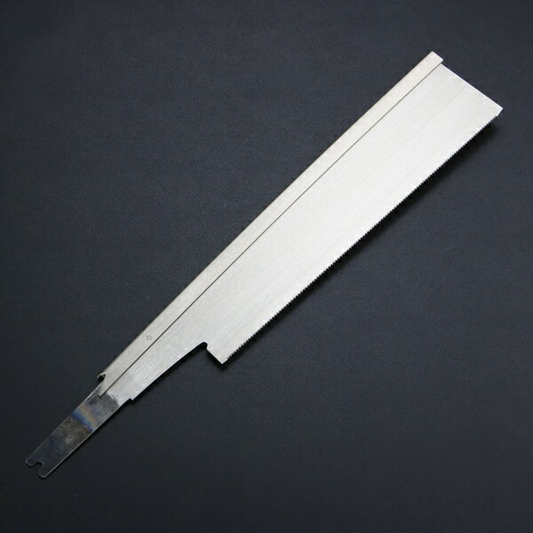 製品仕様 ■サイズ：刃渡り240mm ■挽目：横挽・斜め ■アサリ：有 ■用途材：針葉樹（杉・ヒノキなど）、一般木材 ■製造：日本製 ■特徴： 刃はイバラ目となっており、横挽はもちろん斜め切にも適しています。 一枚一枚丹精込めて焼入れを施し、硬度のある刃持ちの良い鋸に仕上がっています。 ■注意： この商品は切れ味を優先した商品のため折れやすく、本職以外の方にはお勧めできません。 こぜる、曲げる、ねじる、つめる等は、折れの原因になります。 軽く、真っ直ぐに鋸刃をストロークしてご使用ください。 ＞＞その他の別所二郎シリーズはこちら ＞＞光川鋸シリーズはこちら ＞＞大棟梁はこちら職人が拘った本職の為の鋸 ◆手焼き入れの本格導突鋸◆ 鋼の特性を最大限に生かす為、一枚一枚丹精込め手焼き入れを施しています。道具に拘る職人の為の本格導突鋸です。 ◆職人の技が生きる◆ 従来の製造工程をふみながら、一枚一枚手作業で仕上げていきます。熟練の技が生きるこの商品は、その他の替刃式導突鋸とは一線を画しています。背金のアールひとつにしても本職用の本格導突鋸としてのこだわりがあります。 ◆目立ても利く、替刃式導突鋸◆ この鋸は、手焼き入れを施した本職使用導突鋸ですが、替刃式となっております。鋸身全体に焼き入れが入っている昔ながらの鋸と同じ工程で作られていますので、目立が利きます。 しかし、目立職人さんの減少ということを考慮し、替刃式となっています。 昔ながらの導突鋸の切れ味・挽き心地はそのままに、本職使用の導突鋸として他社とは一線を画した、自信を持ってお薦めできる替刃式導突鋸です。