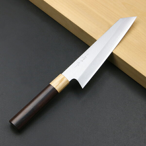 製品仕様 ■サイズ：全長約315mm 刃部 刃渡り約180mm 刃幅約47mm(刃元) 刃厚約1.9mm 柄部 長さ約130mm 幅約26mm(最大) 厚み約20mm ■重量：約125g ■材質： 刃部 切刃 V金10号、地金 SUS 柄部 紫檀柄 口輪 合板 ■刃の形状：両刃 ■柄の形状：丸 ■適用：肉切りに最適 ■製造：日本製 ■特徴： 印象的なブレードデザインは創業者鈴木信次氏が考案した形を更に進化させた唯一無二の三寿ゞ型。 驚くほどの軽さと刃が食材にスッと入る感触が多くのお客様に支持されています。 日本伝統の和の雰囲気にマッチするように柄には白口輪の紫檀丸柄を採用。 切付型牛刀は、主に肉切りに最適。切先で細かい作業もでき、三徳包丁の様に万能的にも使用出来ます。 ■注意： 食洗機や乾燥機は使えません。 口金の真鍮は予め黒色に酸化させております。 ご使用による色味の変化をお楽しみください。