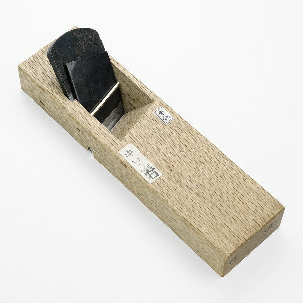 製品仕様 ■サイズ： 鉋台：台寸240mm(8寸) 台巾65mm 台厚33mm 鉋身：身幅48mm 身丈105mm ■材質： 鉋身 鋼 青紙2号、地金 極軟鉄 鉋台 白樫 柾目 ■仕込み勾配：8分(38°) ■刃先角：26〜27° ■台打ち：普通口 ■製造：日本製 ■仕立て： 鉋身：中研ぎ仕上げ、裏出し必要 鉋台：9分仕込み ■特徴： 鉋身は地金を極軟鉄とし鋼は青紙2号を使用。 青紙鋼の切れ味と耐久性を維持しつつ、コストパフォーマンスも高いプロ仕様の本格仕事鉋です。 ■注意： 使用後は必ず刃先を台の中に戻して、安全な場所へ保管して下さい。 鉋身については中仕上げです。使い初めは金盤での裏押し等刃の調整をお願いします。 鉋台については9分仕込みですので、ご自身で仕込みをお願いします。 その他の鉋はコチラ(サイズ) 大鉋 小鉋 際鉋 台直し鉋 五徳鉋 反り台鉋 四方反り鉋 南京鉋 豆鉋 角面取鉋鋭い切れ味が永く続く、耐久性抜群の本職向け高級品 【飛鳥】青紙鋼キワ鉋右48mm　8寸台白樫