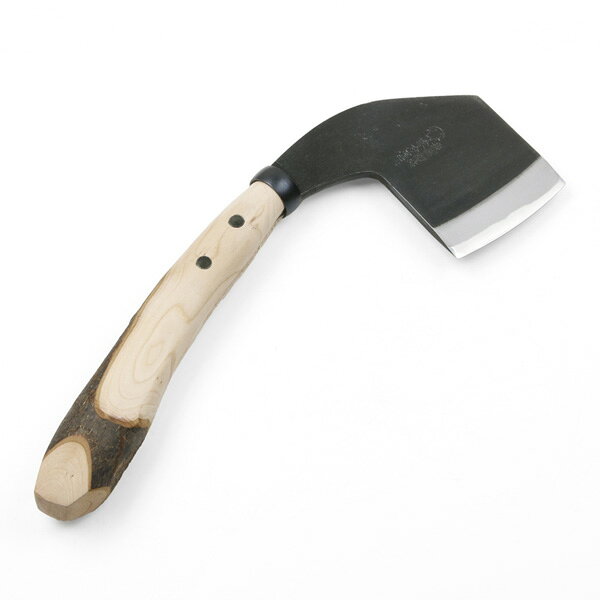 製品仕様 ■サイズ： 全長約330mm 刃部 刃渡り約80mm 刃幅約110mm(刃元) 刃厚約7mm 柄部 長さ約215mm 幅約38mm 厚み約38mm ■重量：本体約592g ケース含む約622g ■材質：切刃 刃物用炭素鋼 ■刃の形状：両刃 ■柄の形状：桜柄 ■製造：日本製 ■特徴： 新潟県三条で100年以上の歴史を誇る鍛冶屋の日野浦刃物工房。 その3代目日野浦司氏の手により生み出された逸品です。 千葉地方で使われている刃渡りが短い独特な形状をした首曲り鉈です。 通常の鉈より小ぶりですが、地鉄に鋼を割込んで打ち鍛えた両刃に設えて、適度な厚みと重みをもたせています。 山林の枝打ちから庭木の調木や薪割など、本格的な山仕事から日常的な作業・レジジャーに至るまで幅広く活用できる特徴的な形で枝打ちから薪割りまで幅広くご使用いただけます。 ■注意： ※1丁ずつ手造りのため、製品によりサイズ等に個体差があります。 ※品切れ時納期がかかる場合があります。お急ぎの方はお問い合わせください。