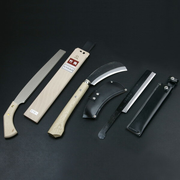 製品仕様 ◎東周作 竹切鉈 両刃300g ■サイズ：全長約390mm 刃部 刃渡り約150mm 刃幅約48mm 刃厚約6mm 柄部 長さ約240mm 幅約48mm 厚み約27mm ■重量：本体約480g ■材質：刃 青紙鋼＋軟鉄 ■刃の形状：両刃 ■製造：日本製 竹切鉈 300gの単品はこちら ◎東周作 竹割鉈 両刃180mm ■サイズ： 全長約300mm 刃部 刃渡り約180mm 刃幅約35mm 刃厚約5mm ■重量：本体約250g ■材質：刃 青紙鋼 ■刃の形状：両刃 ■製造：日本製 竹切鉈の単品はこちら ◎ヒシカ印 替刃式 竹挽鋸 270mm ■サイズ：刃渡り270mm ■製造：日本製 竹切鉈 180mmの単品はこちら ■特徴： 山道・雑木林の枝や雑草・竹伐採に最適な日本製の伐採道具セットです。