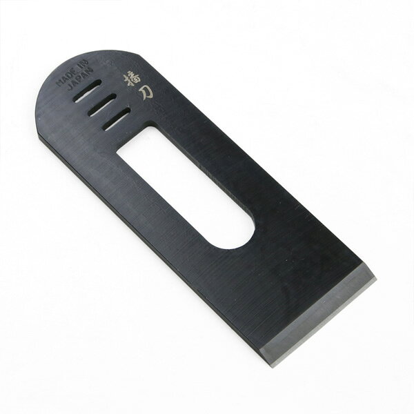 製品仕様 ■サイズ： 全長115mm 幅40mm 厚み約3.0mm（3.0〜3.3mm） ※詳細は写真をご参照ください。 ■材質：刃先 青紙1号 ■製造：日本製 ■特徴： 一般的な洋鉋の刃は単一鋼材で製作されていますが、当店の替刃は三木の鉋鍛冶にお願いして、和鉋と同じように青紙1号と軟鉄の複合材を使用し製作しているため、切れ味と研ぎ易さが違います。 和鉋の技術を基に、仕上げに刃の裏面の先をほんのわずかにあげることで、研ぎやすい仕様となっております。 和鉋と同じく刃裏のみ青紙1号を使用し、砥ぎ面のほとんどは砥ぎやすい地金（軟鉄）のため、一般的な洋鉋の替刃とは異なり、砥ぎ上がりまでが非常に早く砥石の消耗も少なくて済みます。 和鉋の様に黒染め仕上げとし、錆び難いだけでなく昔ながらの日本の鉋に近い高級感のある雰囲気を持った刃となっています。 ■注意： ・適合機種はお使いの洋鉋の刃のサイズよりご確認ください。 Lie-Nielsen（リー ニールセン）、Stanley（スタンレー）、Veritas（ベリタス）、Dictum（ディクタム ディック）などの洋鉋にご使用いただけます。 ・製造タイミングにより表面の仕上げ（磨き）が画像と少し異なる場合がございます。ご了承ください。 ・出荷時はお好みの刃付けがしやすいよう中研ぎまでしか行っておりません。 そのため、他商品と同様、ご使用前に裏研ぎ、中砥石(#1000)・仕上げ砥石(#3000〜4000)・超仕上げ砥石（#8000）での研ぎ、カエリをとるなどが必要です。 ※手造り品のため、サイズに個体差がある場合があります。