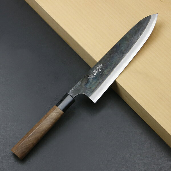 製品仕様 ■サイズ：全長約375mm 刃部 刃渡り約210mm 刃幅約50mm(刃元) 刃厚約3.2mm 柄部 長さ約140mm 幅約26.5mm(最大) 厚み約22mm ■重量：約160g ■材質： 刃部 切刃 青紙スーパー、地金 軟鉄 柄部 クルミ 口輪 プラスチック ■刃の形状：両刃 ■刃の仕上げ：黒打ち ■柄の形状：丸しのぎ ■製造：日本製 ■用途：主に肉のカット ■特徴： 土佐の包丁鍛冶が火造り鍛造した牛刀です。 切刃に鋼系の鋼材の中で最も硬く、プロに人気の青紙スーパーを使用。 分厚い鋼を叩いて伸ばす火造り鍛造により緻密な組織で鋭い切れ味が永く続きます。 牛刀という名前ですが、肉類以外の物も切れる万能包丁で、海外ではシェフナイフと呼ばれています。 三徳包丁より刃が長く幅が狭いので、肉のブロックのカットや筋切りがしやすいのが特徴。 柄は握りやすい丸しのぎのクルミ柄を採用し、和の雰囲気にもマッチします。 プロから料理好きな方にお勧めの万能包丁です。 ■切れ味について： 当包丁は鋼製の包丁のため、錆防止として刃物用ニスを塗布しております。 その為箱出しでご使用いただくと本来の切れ味より落ちます。 お使い頂くうちにニスは取れますが、研ぐことで本来の切れ味を体感できます。 ■注意： 手打ち鍛造品の為、刃身に傷や酸化膜の剥がれなどがある場合があります。 自由鍛造品ですので商品毎にサイズに差があり、また刃にわずかな歪みや曲りがある場合があります。 食洗機や乾燥機はご使用できません。 鋼の包丁ですので錆びます。 黒打ち仕上げですので錆びは目立ちにくいですが、こまめに水分を拭き取ってご使用ください。