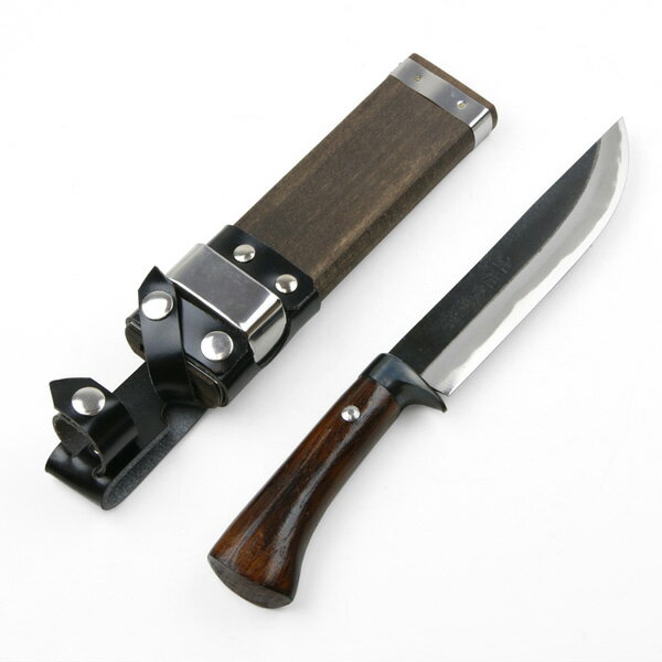 製品仕様 ■サイズ： 全長約260mm 鞘入全長約295mm 刃部 刃渡り約150mm 刃幅約32mm(刃元) 刃厚約5.2mm 柄部 長さ約113mm 厚み約23.5mm 幅約37.3mm(ツバ) ■重量：本体約196g 鞘含む約310g ■材質：刃 白紙鋼 ■刃の形状：両刃 ■刃の仕上げ：黒打ち仕上げ ■柄の仕上げ：オイルステイン仕上げ ■訳アリ理由：口金のへこみ傷有り ■特徴： 刃渡り約150mmの剣鉈は、登山の非常用にお持ちになる方も多いサイズです。 登山の有事の際は、火と刃物があれば生きていけると言われています。 使ってよし、持ち運びにもよしの一品ですので、是非ご活用ください。 ■注意： 訳アリ品の為、ご購入後の返品交換はお受けできません。 1丁づつ手造りの火造り鍛造品ですので製品によりサイズ等に個体差があります。 錆止めとして刃物ニスを塗布しており、その分本来の切れ味よりは若干落ちます。 ニスを除去してご使用も出来ますが、非常に錆びやすくなりますのでご注意ください 鞘には飛出し防止のベルトが付いていますが、刃元が一部出る場合がありますのでご使用時はご注意ください。