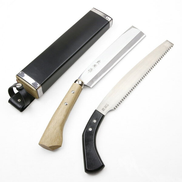 製品仕様 腰鉈 ■サイズ： 全長395mm 刃部 刃渡り195mm 刃幅48mm 刃厚6mm(最大) 柄部 長さ180mm 幅48mm 厚み27mm(最大) ■重量：約497g ■材質：青紙鋼＋極軟鉄 ■刃形状：片刃 鋸 ■サイズ： 全長405mm 鋸部 刃渡り240mm 鋸幅40mm 柄部 長さ140mm 幅44mm 厚み17mm(最大) ■重量：128g 鞘 ■サイズ：全長340mm 幅65mm 厚み45mm(最大) ■特徴： 土佐屈指の鉈鍛冶の手造り鉈と伝統的な土佐鋸の刃を持つ剪定鋸を組み合わせた二丁差しです。 林業が盛んな土佐で生まれ育った山林道具は、プロが仕事で使うことを前提に機能性を高めた道具です。 ■注意： 蔵出し品のため汚れや僅かな錆がある場合があります。 また、商品の返品及び交換はお受けできませんので予めご了承ください。 職人手造り品の為、重量、寸法、外観など少なからず個体差がございます。予めご了承ください。