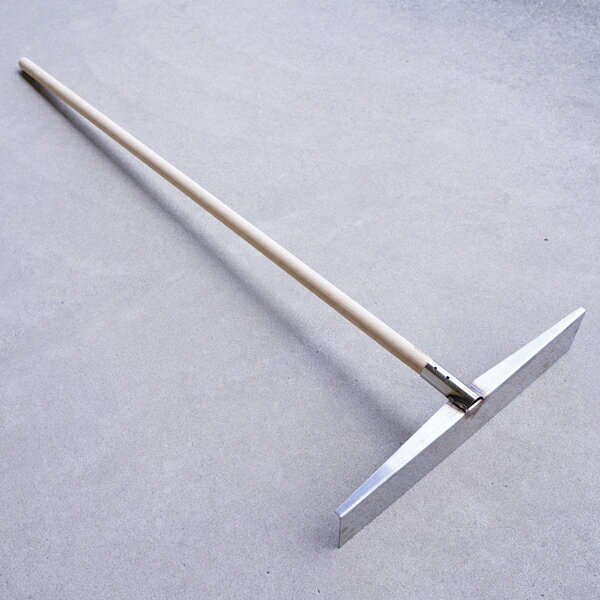 製品仕様 ■サイズ：全長：約1,380mm 頭サイズ：約500mm×100mm×2mm厚 ■重量：約1,605g ■材質：頭 ステンレス製 柄 木製 ■備考：組み立て式 ■特徴： 畜産農家向け家畜のフンカキ用レーキです。 頭部分は錆びに強いステンレス製で厚みがありしっかりとした造りのため耐久性抜群です。 牛舎や豚舎の床清掃にご活用いただけます。 ■注意： 製造過程や輸送中の傷、塗装剥離等がある場合がございます。 使用には問題ございませんので、ご理解の上ご購入下さい。 一部地域・離島への配送は送料無料の対象外となります。詳しくは注意事項をご確認下さい。