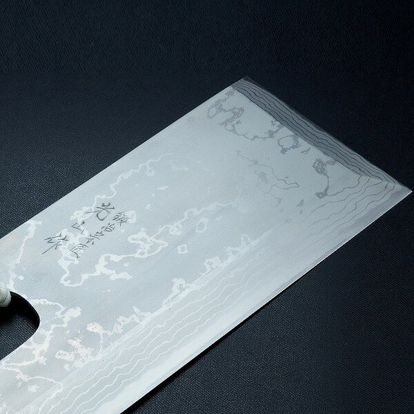刃物・道具の専門店 ほんまもんの光山作 本鍛造手造り 麺切り 包丁 片刃 360mm青紙2号 鋼付 ダマスカス模様 布ケース付 桐箱入り（そば切り 蕎麦打ち 手造り 積層鋼 最高級品 日本製）｜アングル3