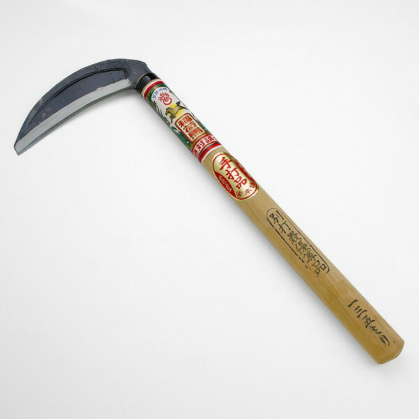 製品仕様 ■サイズ：全長約380mm 幅135mm 刃部 刃渡り約120mm 刃幅約40mm 刃厚約3.5mm 柄部 長さ約330mm 厚み約29mm ■重量：約200g ■材質：刃 高級刃物鋼 柄 朴 ■刃の形状：片刃 ■適用：小枝や太めの硬い草の除草 ■製造：日本製 ■特徴： 播州三木特産の手打枝切鎌です。 小枝や小竹、太目で硬い草の除草に最適な刃付を施しています。 両刃の鎌より切れ味が鋭い片刃の鎌です。 刃部は、細身でコンパクトな形状にしており、振りやすくなっています。 ■注意： 手造り品のためサイズには誤差があります。 刃は鋼製なので水気を拭き取って保管下さい。 鋭い刃が付いていますので、ご使用の際は周囲の安全を必ずご確認下さい。 柔らかい草や小さい雑草には不向きです。 また刃が厚く若干の重たさがあるため、細かな作業には不向きです。 枝打ちでのご使用の場合、刃に支障が出る場合がありますので、無理な使用はしないでください。