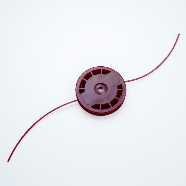 製品仕様 ■サイズ ：外径100mm 厚み 20mm 取付穴 25.4mm ■重量 ： 90g ■使用可能コード 抜け止め防止キャップの付いたアルエッジ3ツイスト又は4ストレート。 ■付属品 アルエッジ3ツイスト 3.4mm 10本 アルエッジ4ストレート 2.4mm 10本 付属ワッシャー ■適用機種：殆どのエンジン刈払い機に使用可 ■製造 ：日本製 ■特徴 ブロック塀やフェンスのキワ刈りに便利。 ご年配や女性でも手軽に使えるナイロンカッター 2種類のコードで自分に合ったコード見つかる。 押して、ひっかけ、取り付けるの3ステップで手軽にスタート コードの交換が簡単なので、作業に合わせて取り換えが可能。最適な作業効率が出せます。挿して、ひっかけ、取り付ける 安全カッター E3 ・刈払機への取付が簡単 ・コードへの取付が簡単 ・選べる2種類のコード付き お手軽・簡単なので、女性やご年配の方にもおすすめです！ 3ツイスト(三角形・アルミ含有)と、4ストレート(四角形・アルミ含有)の交換用コードが2種類ついています。替えコードも販売しておりますので、試して気に入られた方をお使いください。