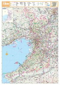 『スクリーン分県地図』は、短辺61cm×長辺87cmの大判紙の表面をラミネートでコーティングした、折り目のない地図。山地・平野・沿岸部などの地形を美しくリアルに表現し、ネットやスマートフォンの地図では分かりづらい都道府県の全域を見わたすことができます。折り目が無いので、壁に貼るのに最適です。<br><br>大阪府全域　1:120，000<br><br>・自然地形や行政、道路、鉄道などは、線の太さや色、文字の大きさなどを適切に使い分け、見やすい地図になるように編集しています<br>・地形表現では等高線に沿った色づかいによって、標高がひと目でわかるように工夫しています<br>・都道府県全域を俯瞰でとらえることができるので、見たい場所・行きたい場所の位置関係や距離感がつかみやすくなっています<br>・学校やオフィスの壁に貼って、複数人で見る場合にオススメです　　　　　　　　　　　　　　　　　　　　　　　　　　　　　　　　　　　　　　　　　　　　　　　　　　　　　　　　　　　　　　　　　　　　　　　　　　　　　　　　　　　　　　　　　　　　　　　　　　　<br><br>利用シーン<br>・分布図作成や出店計画などの商用利用として<br>・おでかけ前の目的地探し、経路検索やプランニングに<br>・おでかけ後の記録、書き込み用に<br>・防災マップや被災マップの作成に