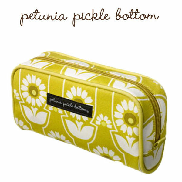 全米で大人気のブランド「petunia pickle bottom（ペチュニアピックルボトム）」から、美しいテキスタイルのポーチが登場です。 表面は防水加工されたコットン生地。しっかり中身を守ってくれます。 メーク道具もゆったり入る大きさ。 普段の化粧ポーチはもちろん、旅行用に化粧品を入れても便利です。 内側と外側にポケットがついているので、小分けしたいものも分けて収納出来ます。 お気に入りのテキスタイルで、メーク時間が楽しくなりそう。 サイズ：約H11×W22×D6.5cm 重量：約125g 素材：コットン100%（表面：塩化ビニル樹脂コーティング）、内側防水生地 商品概要：「ココロほどけるトコロhono」では、ココロほどける雑貨をセレクト。オシャレでシンプルな、インテリアや、雑貨、キッチン用品、かわいいベビー雑貨、などを扱っています。プレゼント、おしゃれなギフト、プチギフト、誕生日、内祝い、記念日、退職や引っ越しのご挨拶などにも使えるアイテムや、バレンタインデー、ホワイトデー、お返し、母の日、父の日、面白い、珍しい、楽しい、サプライズ系アイテム、など販売中！美しいテキスタイルのポーチpetunia pickle bottom　ポーチ