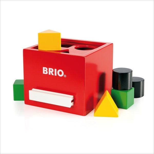 BRIOのロングセラー形合わせボックスの新色。 形や色の認識能力を促進します。 遊びながら視覚と手の強調関係を養います。 対象年齢：12ヶ月以上 サイズ：W130×144×110cm セット内容：ボックス、○△□ブロック各2個 素材：ブナ材 企画・デザイン：スウェーデン 原産国：China 1才 商品概要：「ココロほどけるトコロhono」では、ココロほどける雑貨をセレクト。オシャレでシンプルな、インテリアや、雑貨、キッチン用品、かわいいベビー雑貨、などを扱っています。プレゼント、おしゃれなギフト、プチギフト、誕生日、内祝い、記念日、退職や引っ越しのご挨拶などにも使えるアイテムや、バレンタインデー、ホワイトデー、お返し、母の日、父の日、面白い、珍しい、楽しい、サプライズ系アイテム、など販売中！あたたかく、安心できる木のおもちゃ！スウェーデン王室御用達BRIO（ブリオ）形合わせボックス（赤） BRIO社は、1884年にスウェーデンの南部で手作りの木切れのバスケットを売り始めた、Ivar Bengtsson（当時23歳）によって創立されました。BRIOにとって初めてのおもちゃ、車付きの木馬「オスビィの馬」が商品として加わったのが1907年でした。 120年たった現在、BRIOは世界中でもっとも知られるブランドの一つにまでなりました。それは、BRIOが創立以来変わらず、本当によい木製おもちゃを提供してきたからに他なりません。"Making of BRIO"（BRIO製品のできるまで）もぜひご覧ください。 　　 Wooden Toysは、BRIOのイメージを築き上げてきた伝統的な木造りのおもちゃです。 密度が高く堅いブナ材を加工することで強度を保ち、化学物質は使用しません。環境にも配慮し、植樹したブナの木の4000立方メートルだけを年間に使用。その結果、安全でカラフル、創造性豊かに遊べると高い評価を得ています。 特に漆のように光沢のあるカラーリングはBRIOならではの技術です。6ヶ月〜3歳くらいのお子様向けです。