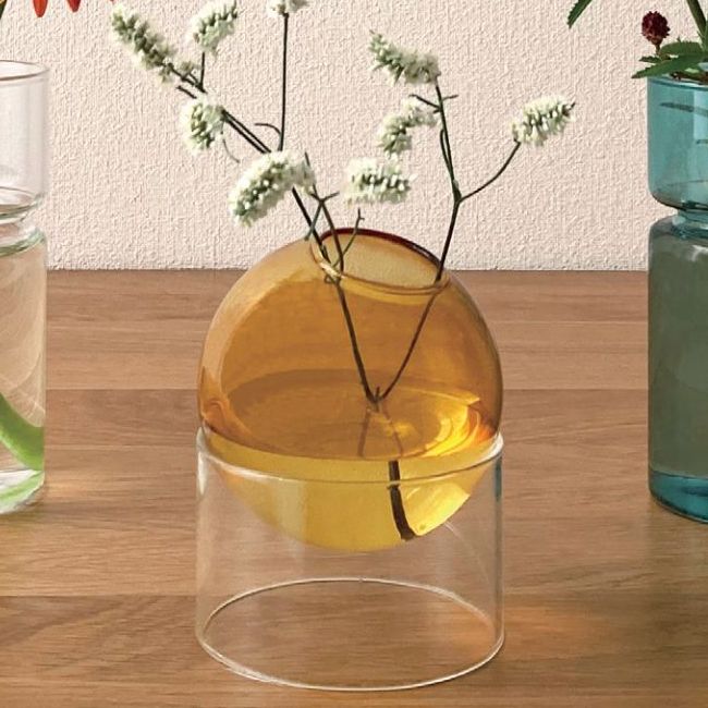 宙に浮いたように見えるコロンと丸い球状のガラス製フラワーベース！ 筒状のベースに球体の花瓶を組み合わせて使用します。 ユニークな形状は、部屋に置くだけでインテリアとしても楽しめます。 カラー：アンバー、ライトブルー サイズ：φ80×H110...