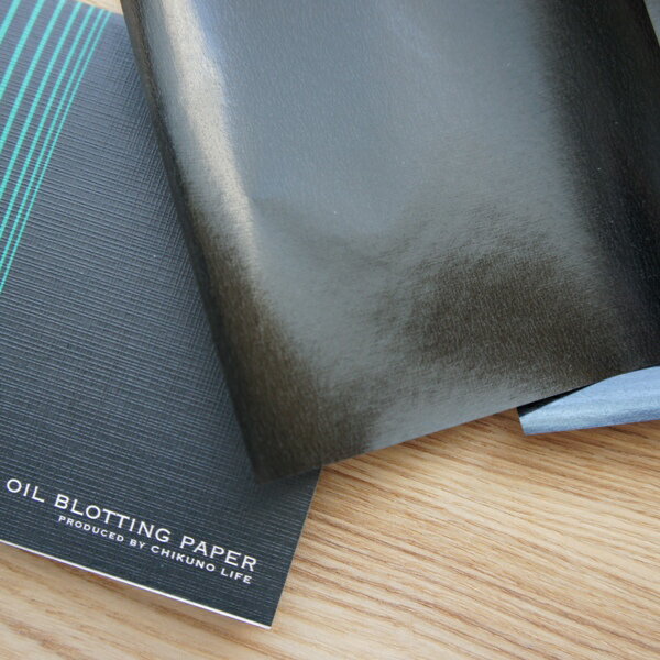 京都の伝統技術を活かした特許製法による加工法で作られたあぶらとり紙！ 黒い光沢面に竹炭配合特殊コートをしているので、手に油や汚れがつきにくく、竹炭の力で吸着力も強力です。 紙の内部に浸透塗布された竹炭配合の黒練粉が、紙の表面に吸着した皮脂をさらに内部へと吸収し、使用面の灰色が裏面のような完全な黒色になるまで皮脂を吸収し続けます。 ブラックコート層によって、吸収した皮脂は対面側から見えず、吸着した皮脂が手の側にしみ抜けず、清潔にお使いいただけます。 使用するのは、京都由良川水域の高品質な竹を、職人の手でじっくり時間をかけた竹炭です。 竹炭は炭化すると素材の組織である無数の小さな穴がそのまま残り、この多孔部分の内側の凸凹が吸着性にとても優れています。 内容：計300枚（30枚入×10組） サイズ：9×9cm 材質：あぶらとり紙（竹炭配合特殊コート） 原産国：日本 商品概要：「ココロほどけるトコロhono」では、ココロほどける雑貨をセレクト。オシャレでシンプルな、インテリア、一人暮らし、新生活、男前インテリア、家族やファミリーで使えるアイテムや、男の子や女の子へのギフト、男性や女性の大人用の室内雑貨、雑貨、キッチン用品、かわいいベビー雑貨、などを扱っています。プレゼント、おしゃれなギフト、プチギフト、誕生日、内祝い、記念日、退職や引っ越しのご挨拶などにも使えるアイテムや、バレンタインデー、ホワイトデー、クリスマス、パーティー、お返し、母の日、父の日、面白い、珍しい、楽しい、サプライズ系アイテム、など販売中！恥ずかしいくらい吸い取る♪京竹炭入りあぶらとり紙 京都の伝統技術を活かした特許製法による加工法で作られたあぶらとり紙！ 黒い光沢面に竹炭配合特殊コートをしているので、手に油や汚れがつきにくく、竹炭の力で吸着力も強力です。 紙の内部に浸透塗布された竹炭配合の黒練粉が、紙の表面に吸着した皮脂をさらに内部へと吸収し、使用面の灰色が裏面のような完全な黒色になるまで皮脂を吸収し続けます。 ブラックコート層によって、吸収した皮脂は対面側から見えず、吸着した皮脂が手の側にしみ抜けず、清潔にお使いいただけます。 使用するのは、京都由良川水域の高品質な竹を、職人の手でじっくり時間をかけた竹炭です。 竹炭は炭化すると素材の組織である無数の小さな穴がそのまま残り、この多孔部分の内側の凸凹が吸着性にとても優れています。