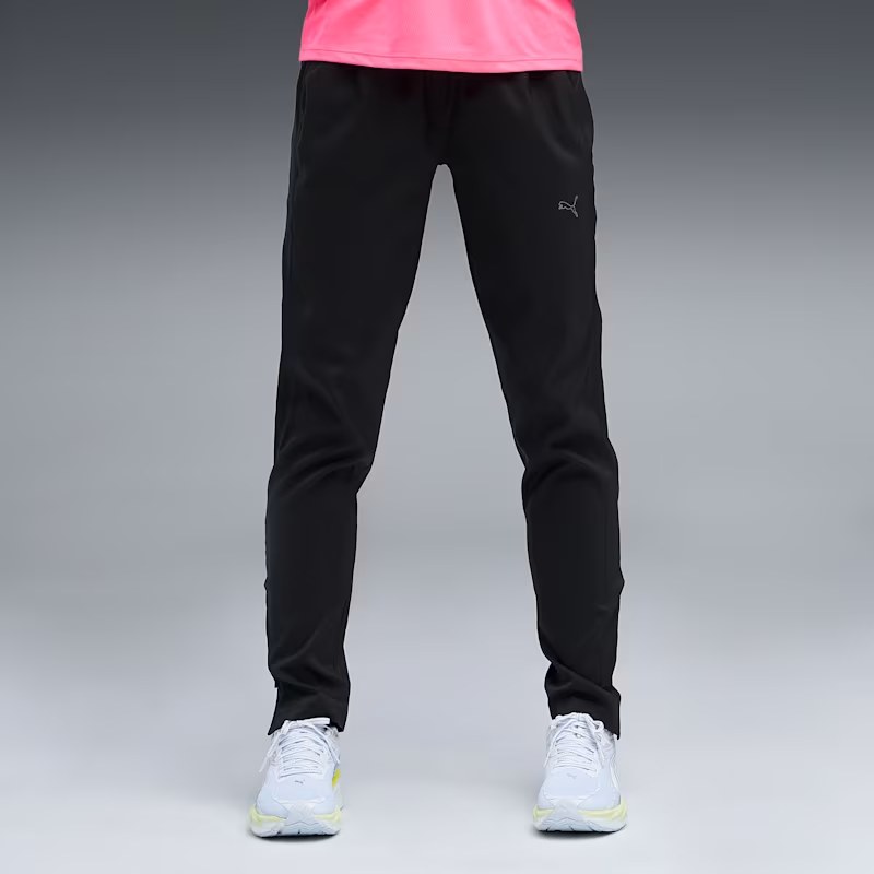 商品番号：528923 01 ウィメンズ ランニング アルティメット ロングパンツ 商品情報 ランナーのための究極のパフォーマンスを追求した「アルティメット コレクション」から登場したロングパンツ。 シンプルで洗練されたデザインと美しいシルエットが魅力で、性別や体型を問わずきれいに着こなせる一本です。素材には、軽量でハリのあるポリエステル100％のタフタ生地を採用し、さらに吸水速乾性に優れた DRYCELL 機能を搭載。汗をかいてもすぐに乾き、ランニング時も長時間のトレーニング時もドライで快適な状態をキープします。サイドポケットとバックポケットで収納力も十分。裾にはジップを備えており、シューズを履いたままでも着脱しやすく、ランナーの細かなニーズにも応える実用的な設計です。UV プロテクション（UPF40+）機能により強い日差しから肌を守り、屋外でのランニングでも安心して着用できます。日常のトレーニングから本格的なレースシーンまで幅広く活躍する、快適性と機能性に優れたランニングパンツです。 特徴 DRYCELL : 吸水速乾の高機能素材により、運動中の衣服内はドライで快適。 UV プロテクション(UPF+40):肌を紫外線から保護します。 詳細 フロントにプーマキャットロゴ サイドポケットバックポケット裾ジップ ウエストドローコード 素材 本体: 100% ポリエステル お手入れ方法 柔軟剤は使用しないで下さい。 プリント面にはアイロンをかけないで下さい。 アクセサリー/付属品にはアイロンをかけないで下さい。 裏返して洗濯、アイロンを行って下さい。 装飾を除く 中性洗剤のみをご使用下さい。 同系色のものと一緒に洗濯して下さい プーマ パンツ トレーニングパンツ トレーニング 移動着 プーマランニング ランニングウェア マラソン プーマパンツ ウィメンズ レディス ランニングロングパンツ