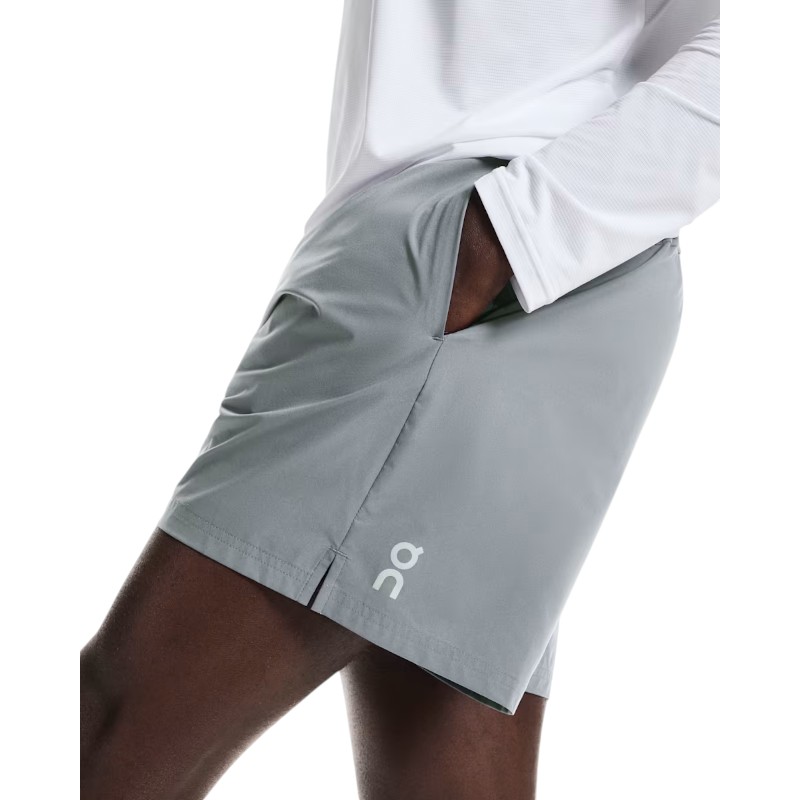 【 On core series 】 Mens 5inc Core Shorts オン 5インチコアショーツ 商品番号：1mf10125005 走り方はあなた次第 股下5インチ、裏地付きランニングショーツ。安心感のあるインナーとポケット付き。 快適さを損なわず、ストレッチ性に優れ高い耐久性も確保した再生素材で作りました。安心感のあるやわらかいインナーに加え、伸縮性のあるウエストバンドは動いても丸まりません。また、ランで必要になる小物を収納できるポケットを3つ配置しました。 スマートな収納 ランで必要になる小物をさっと収納。小物に便利なジッパー付き隠しバックポケット前面にはスマートフォンもしっかり入る深めのポケットを2つ配置しました。 自分好みのフィット感 伸縮性のある柔らかなウエストバンドが身体にぴったりフィットします。どんなに速く動いても擦れず痛くありません。ループ型ドローコードでちょうど良いウエストサイズに調整できます。 抜群の安心感 どんなに動いても身体にぴったりフィットする一体型インナーが摩擦からお肌を優しく守ります。また、可動性を高めるため、裾にはスリットを入れました。 再生素材 高い技術力を誇る生地は100%再生ポリエステル製。超軽量でありながらどんな動きも邪魔しない伸縮性を実現しました。 本体：再生ポリエステル100％ インナー：再生ポリエステル88％、ポリウレタン12% Onのショートパンツが新しく生まれ変わりました。再生素材で作り上げた安心感のあるフィット感と収納力はランニングの強い味方。 ウエスト：S/40cm M/42cm L/44cm 総丈：S/41cm M/42cm L/43cm 股下：S/14cm M/14cm L/14cm ※平置き実寸となります。若干の誤差が御座います為、予めご了承下さい。 ランニング マラソン ランニングウェア オンランニング ランニングショーツ ショートパンツ　ランパン ランニングパンツ 5インチショーツ 5インチランパン コアショーツ