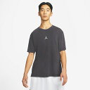 ジョーダン スポーツ Dri-FIT メンズ ショートスリーブ トップ スポーティーなストリートスタイル。 ジョーダン Dri-FIT エア ショートスリーブ トップは、ストリートからコートまで柔軟に対応する一枚。 柔らかく速乾性に優れた素材とゆったりとした気楽なフィット感で、体の動きに対応します。 特長 Dri-FITテクノロジーが、さらりと快適な状態をキープ。 柔らかくて軽いウォッシュ加工のニット素材。 商品の詳細 ジョーダンスタンダードフィット リブ仕様のネックバンド プリントされたJumpmanロゴ 本体：コットン60％、ポリエステル40％ 洗濯機洗い可能 原産地： 中国 バスケット バスケットボールウェア ジョーダン JORDAN Tシャツ 半袖シャツ 半袖Tシャツ プラクティスシャツ バスケットシャツ