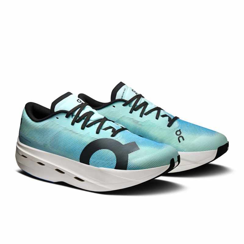 メンズ On CloudboomVolt オン クラウドブーム ボルト レーシングシューズ 3MF30985531 26faon 軽量 カーボン Cloudboom Volt クラウドブーム ボルト メンズ レーシングシューズ クラウドブーム ボルト タイムを狙うレースに。スピードに特化したCloudTecクッショニングシステムを採用。2層構造のHelionHFハイパーフォームが優れたエネルギーリターンを発揮します。 ミッドソールアウトソール Speedboardを2層のHelion HFハイパーフォームに挟むことで、高いエネルギーリターンを実現。反発力に優れ たクッショニングが衝撃を吸収し、走行効率を最大限に高めます。 アッパー 軽量で通気性に優れたメッシュアッパーは耐久性が高く、レースのスピードにもそつなく対応。しっかりしたホールド感で足ブレを抑え、レースへの集中力を高めます。 主な特徴 2層構造のHelion HFハイパーフォームが優れたエネルギーリターンを発揮。 カーボン製Speedboardがパワフルな推進力を生み、走りを加速 ややタイトなフィット感で足ブレを防止し、レースへの集中力をサポート 通気性の良い軽量メッシュアッパー つま先への自然な重心移動を叶えるCloudTec ラバーアウトソールがカーブでも路面をしっかりグリップし、足元の安定感をキープ ルックスも走り心地もスピーディー スピードを追求すべく形状にこだわり、耐久性に優れたHelion HFハイパーフォームと高硬度のカーボン製Sp eedboardを組み合わせました。無駄のないデザインで、10km走やハーフマラソンも自信をもって挑めます。 トップクラスの素材 2層構造のHelion HFハイパーフォームが弾むようなエネルギーリターンを実現。反発力に優れたクッショニングが衝撃を吸収し、走行効率を最大限に高めます。さらに、カーボン製Speedboardが足の動きに沿ってしなることで走りを加速し、より遠くへとランナーを導きます。 バランスの良いライド感 硬めのクッショニングが高い反発力をもたらす一方、トップスピードでも安定した履き心地をキープ。そして戦略的に設計されたラバーアウトソールがカーブでも抜群のグリップ力を発揮します。 特長 重さ: 182g スピードに特化したCloudTecクッショニングシステム 2層構造のHelion HFハイパーフォームによる優れたエネルギーリターン カーボンファイバー配合のSpeedboardがパワフルな推進力で走りを加速 通気性の高い軽量メッシュアッパー 高いフィット感で足ブレを抑え、レース中の集中力をサポート カーブでも確かなグリップ力と安定性を発揮するラバーアウトソール つま先が大きくせり上がった形状で蹴り出しやすく、加速がスムーズ 適している用途 マラソン, レース, ランニング, ロードランニング 重量：約222g (26.5cm/片足) ドロップ：4mm