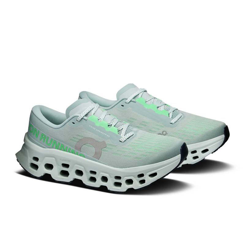 ウィメンズ On Cloudmonster 3 オン クラウドモンスター 3 ランニングシューズ 3WG10035256 26faon 女性用 レディース クッション トレーニング Cloudmonster 3 クラウドモンスター 3 ウィメンズ ランニングシューズ クラウドモンスター 3：初代モデルで多くの人に愛された、足が前へ押し出されるようなライド感をパワーアップ。3層構造に進化したCloudTecが抜群の反発力とクッション性を発揮します。 特長 反発力に特化したCloudTecクッショニングシステム 快適性とエネルギーリターンを両立するHelionフォームのミッドソール 推進力を生み出すSpeedboard 通気性の高いエンジニアードニットアッパー エネルギッシュな蹴り出しを可能にする大胆なロッカー形状 最適なトラクションを発揮する圧縮成形のラバーアウトソール 再設計されたメッシュアッパー＆フィット感の調節機能 サポート : ニュートラル 走りにエネルギーを さまざまなランに活躍するクッショニングと衝撃吸収力。初代モデルで多くの人に愛された、足が前へ押し出されるようなライド感をさらにパワーアップさせました。 反発力重視の設計 3層構造のCloudTecクッショニングシステムが桁違いの反発力を発揮。大胆なロッカー形状と改良されたSpeedboardが、前方への自然なローリングとエネルギッシュな蹴り出しを叶えます。 涼しくてフィット感も抜群 エンジアードニットアッパーは部位ごとに編み方を変えることで通気性を向上。アップデートされたシュータンは足入れから快適で、足をしっかりホールドします。 適している用途 マラソン, ランニング, ロードランニング 重量：約295g (片足) ドロップ：6mm