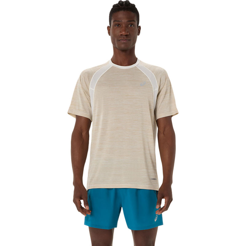 ROAD SS TOP ロードショートスリーブトップ 詳細 様々な季節に活躍するランニングトップ、ロードショートスリーブトップは、通気性と快適性を重視してデザインされています。 フロント、サイド、リアパネルにメッシュ素材を使用した軽量トップ...