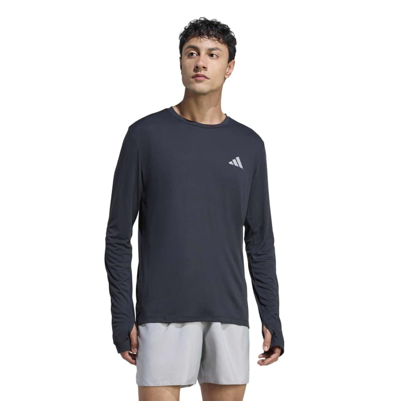 商品名: Run Ess LS M 品番: SH272 カラー: KE8424 カラー名称: black adi365 ランニング エッセンシャルズ ロングスリーブは、ランニングに出かけるときに活躍するアイテム。シンプルさと快適さを意識して作られているので、経験豊富なマラソンランナーにも、まったくの初心者ランナーにもぴったり。 クライマクールテクノロジーがクールダウンをサポート。素早い吸湿速乾性で熱を下げるので、パフォーマンスに集中できる。実用的なサムホールが袖のズレを防ぎ、快適で暖かくいられる。 自由に動ける。アディダスFormotionは動きを制限するのではなく、自由に動けるようにデザインされている。ソフトな手触りで、体に合わせて動く軽量素材を使用。リフレクター仕様のパフォーマンスロゴは薄暗い場所でも視認性を高め、アディダスロゴが入ったバックネックテープがスタイリッシュな雰囲気を演出する。 アディダスの品質とパフォーマンスへのこだわりが、機能性とスタイルをさりげなく兼ね備えたこのトップスに表れている。ランニングギアとして実用的で汎用性に優れたアイテム。 レギュラーフィット クルーネック ポリエステル100% レギュラーレングス クライマクールテクノロジー FORMOTIONカットライン リフレクター仕様のパフォーマンスロゴ サムホール ランニング マラソン ジョギング ウォーキング ランニングウェア マラソンウェア ロングスリーブシャツ ロンT 長袖シャツ ランニングシャツ アディダスランニング アディ365