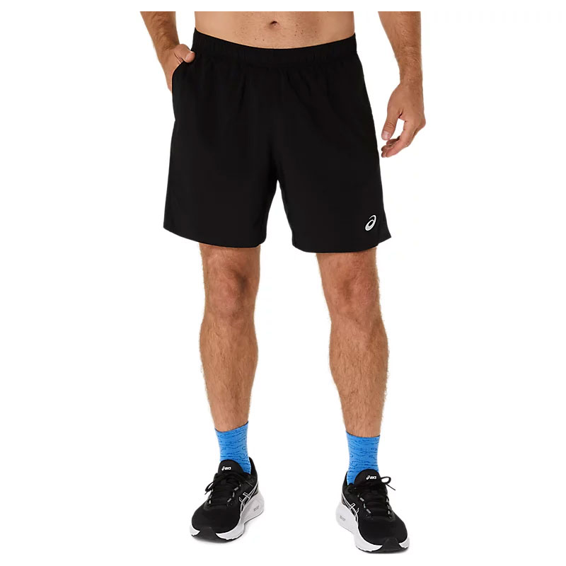 メンズ ASICS SILVER 7IN SHORT シルバー 7インチショーツ 品番: 2011d230 ウエスタンフィット 詳細 毎日のランニングに最適なショートパンツです。 速乾性に優れた素材を使用し、ランニング中も軽量で快適な着心地を保ちます。 サイドシームポケットには小物の収納に便利。 メッシュサイドパネルは通気性と動きやすさを向上させます。 また、反射素材のディテールは、暗い場所でのランニング時に視認性を高めます。 廃棄物と二酸化炭素排出量を削減するため、主要素材の少なくとも50%にリサイクル素材を使用しています。 テクノロジー＆素材 股下7インチ（約18cm） 速乾性 サイドシームポケット メッシュインナーブリーフ メッシュサイドパネルとガゼットが通気性と動きやすさを向上 サイドのカーブスリットが背中をしっかりとカバー 調節可能なドローコードウエストタイ 反射素材のディテールは、暗い場所での視認性を高めます リサイクルポリエステル100% アシックス アシックスランニング ASICS RUNNING ショートパンツ　ランニングパンツ　ランパン ランニングショート マラソン ランニング ランニングウェア マラソンウェア ジョギング トレーニング