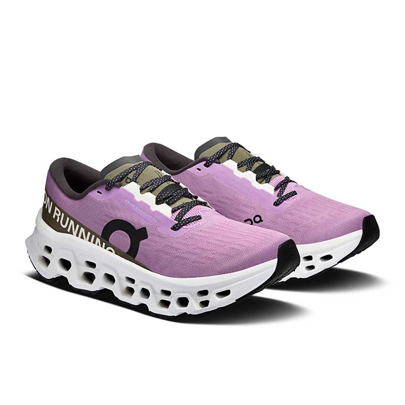ウィメンズ On Cloudmonster 3 オン クラウドモンスター 3 ランニングシューズ 3WG10034590 26sson 女性用 レディース クッション トレーニング Cloudmonster 3 クラウドモンスター 3 ウィメンズ ランニングシューズ ミッドソールアウトソール ラバーアウトソールが、どのペースで走っても最適なトラクションを発揮します。 アッパー アッパーには通気性の良いエンジニアードメッシュを採用。シューズのフィット感が変えられる調節機能つきです。 Speedboard さまざまな練習に対応できるよう、バネのような推進力を生むSpeedboardとHelion スーパーフォームを融合。ペースアップから軽めのラン、リカバリーランまで幅広い走りを快適にサポートします。 主な特徴 3層構造のCloudTecによる極上のクッショニング 高い反発力を生み出すボトムユニット構造 Speedboardが圧倒的な推進力でスピードをアシスト 反発力のある快適な履き心地をもたらすHelionスーパーフォーム カーブを描いたソール構造が前方への推進力をアップ ラバーアウトソールが最適なトラクションを発揮 再設計されたメッシュアッパー＆フィット感の調節機能 エリートレベルの機能性 ミッドソールの上層部には、レース向けモデルにも採用されている反発力に優れたHelion HFフォームをフルレングスで配置。圧巻のクッション性とエネルギーリターンにより、狙ったペースをキープできます。 長距離でも疲れ知らず 特許技術のCloudTecが脅威の推進力とエネルギーリターンを発揮するから、長距離ランでもペースを落とさず走れます。 どこまでも走りたくなる軽さ トップアスリートたちが着用するシューレースのないLightSprayアッパーが、自己ベストへの挑戦をサポート。足が自然と前へ出るから、長距離でも心地よく走れます。 適している用途 マラソン, ランニング, ロードランニング 重量：約295g (26.5cm/片足) ドロップ：6mm