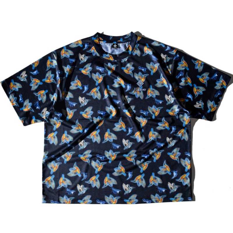 Radcliffe Big Tee(Black) E1017916 スポーツウェアで多用される昇華転写プリントによるデザインの可能性を最大限に活かすべく、緻密で色鮮やかなグラフィックを表現したメッシュ生地のオリジナルテキスタイルを使用した、ワイドシルエットでオーバーサイズのランニングTシャツです。 エルドレッソでは幾種もの機能素材をデザイナー自ら実践でのテストを重ね、商品に採用する生地を選定しています。 今回は吸水速乾性を持ちながらも風合いの良い、ポリエステル製のメッシュ素材を採用。 生地の凹凸により肌への接地面を減らしたメッシュ素材を用いる事により、アクティビティ時により快適な着心地を実現しました。 表面に光沢感の無い質感の生地をセレクトしているので、見た目にスポーツウェア然としておらず、アクティビティのみならずタウンユースにも適した表情に。 機能面とファッション性を兼ね備えたELDORESOならではのデザインのランニングTシャツは、スポーツシーンから街着としてまで、様々なシーンに馴染みの良いプロダクトとなっています。 素材：ポリエステル 100% S：肩幅 50cm・身幅 58cm・着丈 65cm・袖丈 24cm M：肩幅 53cm・身幅 61cm・着丈 68cm・袖丈 25cm L：肩幅 56cm・身幅 64cm・着丈 71cm・袖丈 26cm 男性モデル着用サイズ：M（173cm・65kg） 女性モデル着用サイズ：M（161cm） 女性モデル着用サイズ：M（170cm） 商品ID：E1017916 エルドレッソ エルドレッソランニング トレイルランニング トレイル トレイルウェア マラソン ランニング ランニングウェア Tシャツ ランニングTシャツ 半袖シャツ