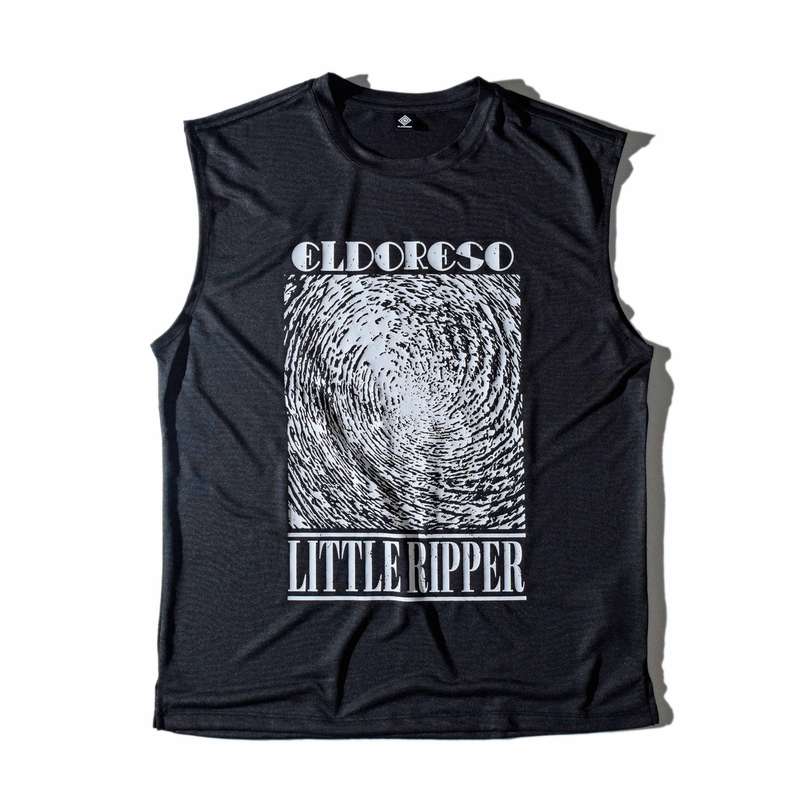 Ripper Wide Sleeveless(Black) E1227026 オーバーサイズの軽量なポリエステルメッシュ製ランニングシャツ フロントに大胆にプリントしたグラフィックが目を引く、ワイドシルエットのスリーブレストップスです。 ELDORESOでは幾種もの機能素材をデザイナー自ら着用しテストを重ね、商品に採用する生地を選定しています。 デザイナーが気に入り定番として使用しているこちらのポリエステルメッシュ素材は、通気性があり汗離れが良く、快適な着心地を実現。 実業団選手をはじめとするアスリートからも高い支持を得ている素材となります。 肩幅を大きめに取ったドロップショルダー、身幅にゆとりを持たせたワイドシルエットかつ着丈を長めに設定したトップスは、ハーフタイツやショーツと好相性。 日常のトレーニングからレースシーンまで幅広く活躍するランニングシャツです。 素材：ポリエステル 100% XS：肩幅 45cm・身幅 49cm・着丈 64cm S：肩幅 47.5cm・身幅 51cm・着丈 67cm M：肩幅 50cm・身幅 54cm・着丈 70cm L：肩幅 52.5cm・身幅 57cm・着丈 73cm XL：肩幅 55cm・身幅 60cm・着丈 76cm 男性モデル着用サイズ：M（173cm・65kg） Middle Distance Runner(1500m PB 3'43") 女性モデル着用サイズ：S（161cm） 男性モデル着用サイズ：S（164cm・52kg） 男性モデル着用サイズ：M（170cm） 男性モデル着用サイズ：S（164cm・48kg） Marathoner(PB 2:08'30") 商品ID：E1227026 エルドレッソ エルドレッソランニング トレイルランニング トレイル トレイルウェア マラソン ランニング ランニングウェア スリーブレスシャツ ノースリーブシャツ ノースリーブ タンク タンクトップ