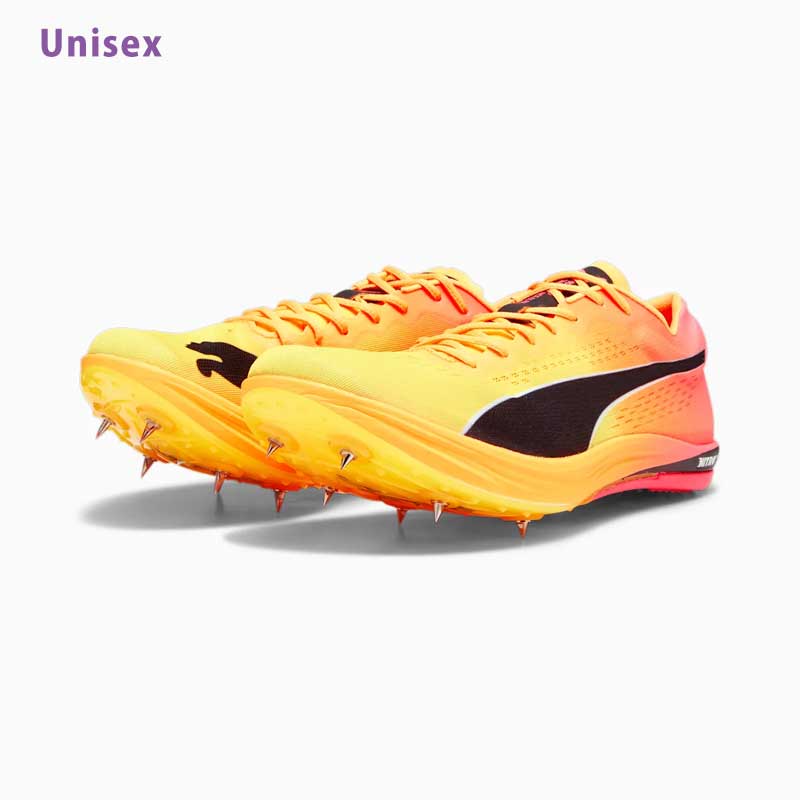 プーマ エヴォスピード ロングディスタンス ニトロ エリート＋ 378222-03 PUMA evoSPEED Long Distance Nitro Elite+ ユニセックス 長距離用 陸上スパイク オールウェザートラック専用 2023psp 23fapsp エヴォスピード ロングディスタンス ニトロ エリート＋ ユニセックス 陸上用スパイク 最大の推進力、最大の応答性、最大速度 - それが私たちの目標です 商品情報 最大限の推進力、反応性、スピード力を引き出すevoSPEED中長距離用陸上スパイクの登場。800mから10kmの中長距離を走るトラックアスリート向けの一足。障害物競走にも最適です。ミッドソールには、耐久性と軽量性、そして優れたクッション性を兼ね備えたプーマ独自のフォームテクノロジーNITRO FOAMを搭載しています。優れた反応性とクッション性を軽量で実現するために設計。圧縮したプラスチック生成時に窒素ガスを注入したものをフォームに注入。このプロセスにより、フォーム内に気泡を発生させ、反発力を向上させます。さらにフルレングスの軽量Pebaxファイバープレート、グリップと推進力を強化するための6つの取り外し可能なスパイクを搭載しています。 特徴 NITRO ELITE FOAM：短距離スパイクのアウトソールにも使われている高反発特殊素材と合わせ、ソフトなクッション性を維持しながら「NITRO FOAM」 よりも高い反発性を実現する最新のフォームテクノロジーを採用 詳細 ・軽量で超通気性の高いテキスタイルアッパー ・グリップ力と推進力を高める前足部のPebaxプレート ・6つの取り外し可能なスパイクピン ・ヒールクラッシュパッドで耐久性とトラクションを強化 ・7mmのピラミッド型スパイクピン12本とレンチが付属 ・アッパー：合成繊維+合成樹脂(ポリウレタン)+人工皮革 ・ミッドソール：合成樹脂(ナイロン) ・アウトソール：合成樹脂底(ナイロン)、金属スパイク ・付属品：シューズ袋 ・カラー：サンストリーム/サンセットグロー/プーマ ブラック ・原産国：ベトナム