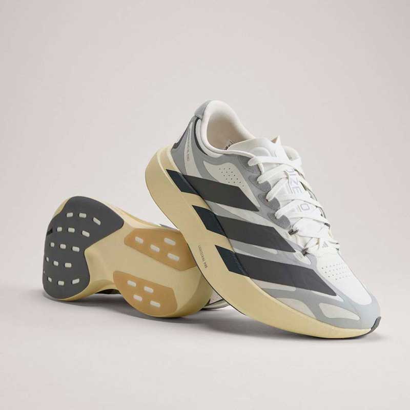 アディダス メンズ アディゼロ EVO SL EXO adidas ADIZERO EVO SL EXO M KJ0430 ランニングシューズ 26fwar アディゼロ EVO SL EXO ADIZERO EVO SL EXO メンズランニングシューズ 精密なフィットを実現する新設計の「エクソスケルトンフィットシステム」を搭載した、新たなEVO SLモデル登場。 【説明】 外部構造（エクソスケルトン）による的確なサポートと耐久性に優れたウーブンシェルが足全体を包み込み、走行時のブレを抑えながら快適な履き心地をサポートします。タフなトレーニングセッションからカジュアルなランニング、レースの長距離走にも最適な設計。Lightstrike Proクッショニングが、足に負担をかけない快適さを実現し、ラバーアウトソールはさまざまな路面でグリップ力を発揮し、市街地でのランニングに自信をもたらす。マラソンに向けたトレーニングでも、5キロ完走を目指している場合でも、このシューズはランナーの要求に応える。自己ベストを目指すランニングから穏やかなジョギングまで、スタイルに妥協しない機能性を備えたこのシューズで走り抜けよう。 【特徴】 新アッパーシステム「エクソスケルトン」 足の動きを立体的に捉える外部構造（エクソスケルトン）が、かかとからミッドフットにかけて的確なサポートを発揮し、走行時のブレを抑制。これにより、軽快さを維持しながら、高い安定性と推進力を生み出すフィット感を実現。 ライトストライク プロ バネのように推進力をもたらすLIGHTSTRIKE PROが、これまでにない走りを生み出す。 耐久性に優れた「ウーブンシェル」 耐久性に優れた「ウーブンシェル」が足全体を包み込むことで、柔らかな履き心地としなやかなサポート性を両立。 【詳細】 レギュラーフィット シューレース テキスタイルアッパー テキスタイルソックライナー LIGHTSTRIKE PRO（ライトストライクプロ）ミッドソール 精密なフィットを実現する「エクソスケルトンフィットシステム」 平均重量：230g（27 cm片足重量） ミッドソールドロップ：6.5 mm（ヒール：38.5 mm / 前足部：32 mm） 優れたグリップ力のContinentalラバー 商品カラー：コアホワイト/ユーティリティブラック/グレーツー 製品コード： KJ0430
