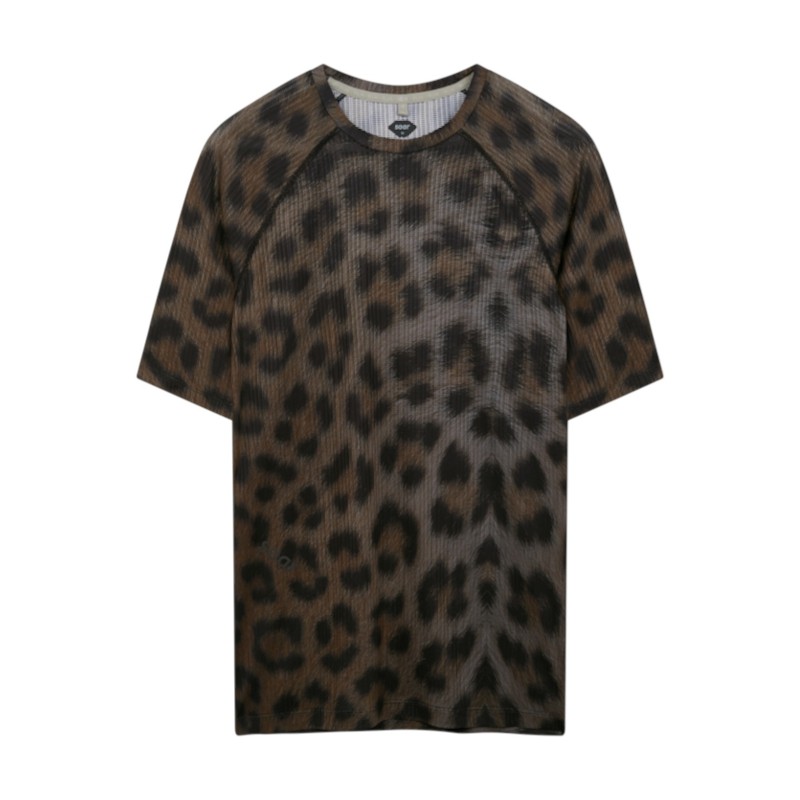商品名: MENS RACE TEE 品番: AW26ST9M カラー: LEO カラー名称: LEO メンズ レースTシャツ 最高のパフォーマンスを発揮するために設計された、超軽量で洗練された通気性に優れたTシャツ。 スピードを追求するために作られたレースTシャツは、軽量ながら優れた保温性、抜群の通気性、そして体にフィットする精密なカッティングを実現し、ベスト以上の性能が求められるレースコンディションに最適です。 100%リサイクル素材のSPACE3Dメッシュを使用し、通気性、吸湿性、そして構造のバランスを最適化。 激しい運動中でも集中力を維持できます。 ボディマップに基づいたフィット感は、動きを妨げることなく体に密着し、ラグランスリーブはスピードに乗った時の動きやすさを確保します。 反射材のディテールが、暗い場所での視認性を高めます。レイヤードスタイルにも、Tシャツ一枚で着こなすスタイルにもマッチします。 シンプルさが物足りず、かといって動きを妨げてしまうような状況でも、レースTシャツはあなたのパフォーマンスを最大限に引き出します。 ランニング動作における自由な動きを最適化する、効率的なデザイン。 超軽量 羽のように軽い生地と最小限の構造により、ランニング中はほとんど着ていることを忘れてしまうほどの快適さを実現。 リサイクル素材 再利用された生地を使用しています。 通気性 通気性に優れた生地が空気と汗を逃がし、ランニング中も涼しく快適です。 レースタイプ ミドルディスタンス 5km?10km ハーフマラソン?フルマラソン ウルトラマラソン 気温 極寒 寒い 涼しい やや寒い 普通 暖かい 暑い 素材： リサイクルポリエステル89%、エラスタン11% お手入れ方法： 洗濯機洗い可（30℃） 漂白剤使用不可 ドライクリーニング不可 タンブル乾燥不可 特徴： 汗を素早く吸収・発散する3D構造の生地 リサイクル素材を89%使用した超軽量イタリア製生地 このレースTシャツは、生地の冷却効果を最大限に引き出し、空気抵抗を最小限に抑えるため、体にぴったりフィットするデザインになっています。 SOAR Running　SOARRunning ソアーランニング ランニングウェア マラソンウェア ランニング マラソン 半袖シャツ 半袖Tシャツ Tシャツ Race Tee Ultra-light, sleek, breathable tee built for peak intensity performance. Built for the pursuit of speed, the Race Tee delivers lightweight warmth, sharp breathability, and close-cut precision for race conditions that demand more than a vest. Constructed from 100% recycled SPACE3D mesh, it balances airflow, moisture control, and structure to keep you focused through sustained intensity. The body-mapped fit stays close without restriction, while raglan sleeves allow fluid movement at pace. Reflective details heighten visibility in low light. The silhouette layers cleanly, or stands alone when conditions call for a tee with intent. For when less isn’t enough, and more would slow you down. Efficient design that optimises freedom of movement whilst in the running motion. Ultra Lightweight Featherweight fabric and minimised construction ensures you hardly notice the garment on the run. Recycled Fabric Constructed from fabrics that have been repurposed. Breathable Fabric allows air and sweat to escape, keeping you cool on the run. Race Type Middle Distance 5km 10km 1/2 Marathon Full Marathon Ultra Temperature Freezing Cold Cool Mild Moderate Warm Hot Fabric: 89% Recycled PL 11% EL Care Instructions: Machine wash 30C Do not bleach Do not dry clean Do not tumble dry Features: 3D fabric structure to wick sweat, fast 89% Recycled ultralight Italian fabric The Race Tee is designed to fit close to the body to maximise the fabric's cooling effect and minimise aerodynamic drag.