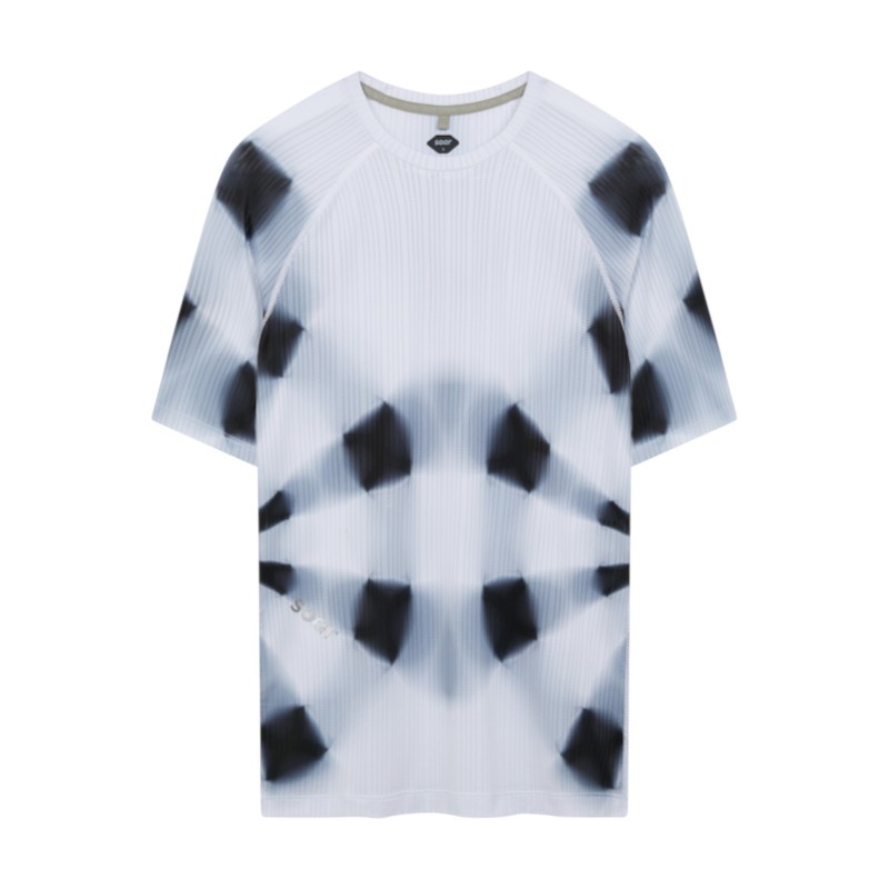 商品名: MENS RACE TEE 品番: AW26ST9M カラー: WHIBLK カラー名称: WHIBLK メンズ レースTシャツ 最高のパフォーマンスを発揮するために設計された、超軽量で洗練された通気性に優れたTシャツ。 スピードを追求するために作られたレースTシャツは、軽量ながら優れた保温性、抜群の通気性、そして体にフィットする精密なカッティングを実現し、ベスト以上の性能が求められるレースコンディションに最適です。 100%リサイクル素材のSPACE3Dメッシュを使用し、通気性、吸湿性、そして構造のバランスを最適化。 激しい運動中でも集中力を維持できます。 ボディマップに基づいたフィット感は、動きを妨げることなく体に密着し、ラグランスリーブはスピードに乗った時の動きやすさを確保します。 反射材のディテールが、暗い場所での視認性を高めます。レイヤードスタイルにも、Tシャツ一枚で着こなすスタイルにもマッチします。 シンプルさが物足りず、かといって動きを妨げてしまうような状況でも、レースTシャツはあなたのパフォーマンスを最大限に引き出します。 ランニング動作における自由な動きを最適化する、効率的なデザイン。 超軽量 羽のように軽い生地と最小限の構造により、ランニング中はほとんど着ていることを忘れてしまうほどの快適さを実現。 リサイクル素材 再利用された生地を使用しています。 通気性 通気性に優れた生地が空気と汗を逃がし、ランニング中も涼しく快適です。 レースタイプ ミドルディスタンス 5km?10km ハーフマラソン?フルマラソン ウルトラマラソン 気温 極寒 寒い 涼しい やや寒い 普通 暖かい 暑い 素材： リサイクルポリエステル89%、エラスタン11% お手入れ方法： 洗濯機洗い可（30℃） 漂白剤使用不可 ドライクリーニング不可 タンブル乾燥不可 特徴： 汗を素早く吸収・発散する3D構造の生地 リサイクル素材を89%使用した超軽量イタリア製生地 このレースTシャツは、生地の冷却効果を最大限に引き出し、空気抵抗を最小限に抑えるため、体にぴったりフィットするデザインになっています。 SOAR Running　SOARRunning ソアーランニング ランニングウェア マラソンウェア ランニング マラソン 半袖シャツ 半袖Tシャツ Tシャツ Race Tee Ultra-light, sleek, breathable tee built for peak intensity performance. Built for the pursuit of speed, the Race Tee delivers lightweight warmth, sharp breathability, and close-cut precision for race conditions that demand more than a vest. Constructed from 100% recycled SPACE3D mesh, it balances airflow, moisture control, and structure to keep you focused through sustained intensity. The body-mapped fit stays close without restriction, while raglan sleeves allow fluid movement at pace. Reflective details heighten visibility in low light. The silhouette layers cleanly, or stands alone when conditions call for a tee with intent. For when less isn’t enough, and more would slow you down. Efficient design that optimises freedom of movement whilst in the running motion. Ultra Lightweight Featherweight fabric and minimised construction ensures you hardly notice the garment on the run. Recycled Fabric Constructed from fabrics that have been repurposed. Breathable Fabric allows air and sweat to escape, keeping you cool on the run. Race Type Middle Distance 5km 10km 1/2 Marathon Full Marathon Ultra Temperature Freezing Cold Cool Mild Moderate Warm Hot Fabric: 89% Recycled PL 11% EL Care Instructions: Machine wash 30C Do not bleach Do not dry clean Do not tumble dry Features: 3D fabric structure to wick sweat, fast 89% Recycled ultralight Italian fabric The Race Tee is designed to fit close to the body to maximise the fabric's cooling effect and minimise aerodynamic drag.