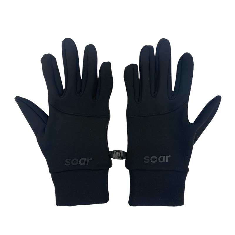 SOAR Running Soar Winter Gloves 寒さを防ぐために作られたこのWinter Gloveは、通気性の良いエンジニアードニットを使用し、柔らかいフリースの裏地、長めの袖口、タッチスクリーン対応、ペアで収納できる留め具などランナーの必須アイテムになる機能が満載です。 気温の悪化に対応するため、私たちはまず、速乾性に優れ、同時に必要な熱は保持する機能素材を調達することから始めました。 また折り返し部を伸ばすことで、保温性と手首の保語を両立させました。手首が圧迫されないので、ランニング後の着脱も容易です。 実用的でありながら、シンプルなスタイリングとすっきりとした仕上がりのこのグローブには、SOARのブランドロゴがデボス加工され、手のひらと指には機能的なタッチスクリーン対応シリコンが施されています。 便利な留め具がデザインを引き締め、ペアで収納できるようになっています。 霜が降ろうが降るまいが、この手袋があればランを途中で切り上げることはもうありません。 SOAR Running　SOARRunning ソアーランニング ランニングウェア マラソンウェア ランニング マラソン ウィンターグローブ ランニンググローブ 手袋 保温 冬小物