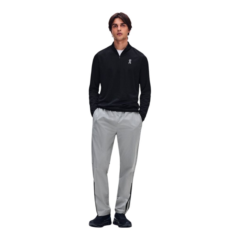 【 On core series 】 ・ポケット付き（ファスナー付） 【ロードランニング 長距離ラン オールディ】 Mens Core Pants メンズ コアパンツ 商品番号：1mf10115005 伸縮性の高い軽量ランニングパンツ。 動きやすく、走ることがもっと楽しくなるデザインです。 サイズとフィット感 表記通りのサイズ. 特長 高機能ランニングパンツ ひざ部分は立体成型＆ひざ裏にベンチレーション 貴重品が収納できるジップポケットが3つ＆キーポケットが1つ 伸縮性ウエストバンド 股下部分にクロッチガセット ウエストのドローコードで安定したフィット感 裾のサイドジッパーで着脱が簡単 再生ポリエステルを使用 しなやかに動ける どんな方向でも、どんなリズムでも、思いのままに動けるCore Pants。 ウエストバンドは伸縮性が高く、股下にマチを配した構造で開脚しても生地がつっぱりません。 ひざ部分を立体的に作り、動きやすさを高めています。 裾のサイドジッパーはひざまで開けられるから、着替えもラクラクです。 充実のポケット 身軽なランにはポケットが欠かせません。 Core Pantsにはサイドポケットが2つ、バックポケットが1つ、さらにフロントのウエストバンドに小さなキーポケットが1つ備わっています。 ポケットが複数あるので持ち物が整理しやすく、ジップ付きだから必需品の持ち運びも安全です。 熱がこもらないデザイン 激しく動いてもオーバーヒートしないよう、ひざ裏部分にメッシュ素材のベンチレーションを配置。 ウェア内を空気が通り抜けるから、快適さも集中力もキープできます。 オン ロングパンツ ランニングパンツ ランニングロングパンツ トレーニングパンツ ランニングウェア マラソンウェア 長距離