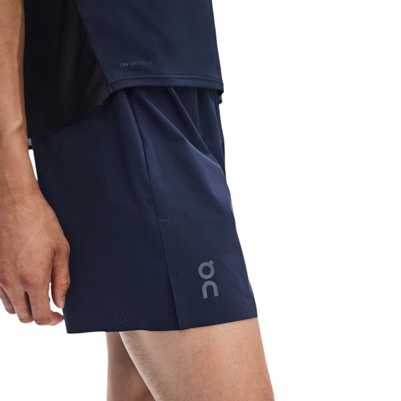 【 On performance series 】Mens 5inc Performance Shorts メンズ 5インチ パフォーマンスショーツ 商品番号：1mf10751573 より軽く。より柔軟に。定番のランニングショーツ、新登場。 5” Performance Shortsでもっと自由に。軽量4WAYストレッチ素材を採用。 吸水速乾性に優れたインナーブリーフは汗をすばやく乾かし、存在を感じさせない快適さ。 スマートフォンや貴重品の収納にぴったりなジッパー付きバックポケットも装備。 軽く、ストレッチ性も抜群 軽量4WAYストレッチ素材を採用した5” Performance Shortsは、サポート力に優れ、吸水速乾性やストレッチ性にもこだわりました。（まさに多機能そのもの！） ドライで爽やか 速乾性に優れたショーツだから、きついワークアウトも集中できる。ランニング中の汗もすばやく乾かしてくれるからストレスフリー。 快適さをプラス 存在を感じさせない快適なインナーブリーフが身体をしっかりカバーしサポート。 貴重品を収納 どんなに速く走ってもジッパー付きバックポケットだから安心、安全。スマートフォンもすっぽり収まるフラップ付きポケット。 伸縮性に優れ、汗をかいてもすぐに乾く軽量設計。次のランにはこの優秀ショーツを。 ランニング マラソン ランニングウェア オンランニング ランニングショーツ ショートパンツ　ランパン ランニングパンツ 5インチショーツ 5インチランパン パフォーマンスショーツ