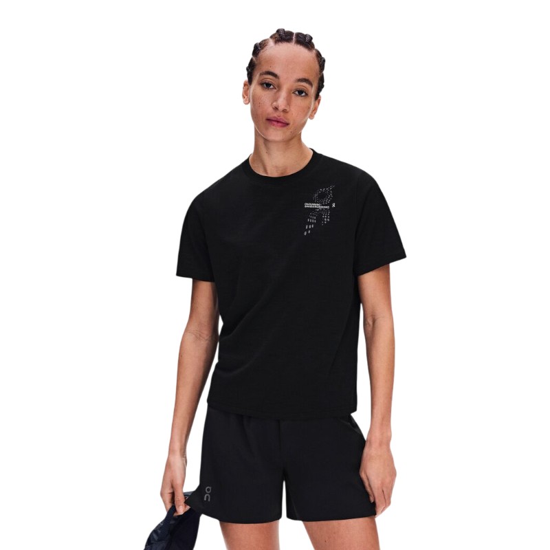 【 On run series 】On Womens Run-T オン ウィメンズ ランT 商品番号：1wg31320553 ランカルチャーに着想を得たグラフィックが目を引く、ソフトで吸湿速乾性に優れたTシャツ。ランニングやトレーニングにおすすめです。 特長 ・ソフトな着心地の機能性素材 ・ランカルチャーに着想を得たグラフィック ・優れた吸湿速乾性 ・着回しのきくスタイル 快適な機能性 やわらかなテクニカルファブリックを使った、機能性も着心地も抜群の一枚。ランニングからジムワーク、普段使いまでシーンレスに活躍します。 ランニングモチーフ ランカルチャーから着想を得たロゴグラフィックが目を引くデザイン。グループランも街歩きも、スタイリッシュに決まります。 Illusonファブリック 肌触りがよく、汗をすぐに吸収・発散するIllusonファブリックを採用。快適さがずっと続くから、自信を持ってトレーニングに取り組めます。 ランニング マラソン ランニングウェア オンランニング メンズランニングウェア 半袖シャツ 半袖Tシャツ ランニングシャツ 通気性 レディース レディス ウィメンズ