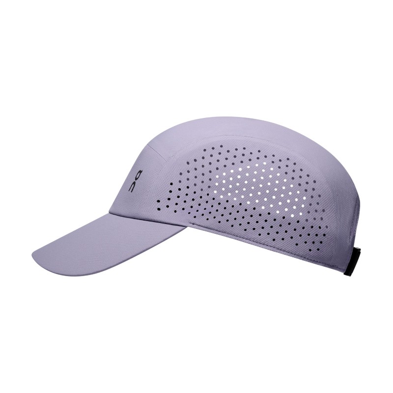 Lightweight Cap ライトウェイトキャップ 商品番号：2uf10334978 ライトウェイトキャップ：羽のように軽く、速乾性のあるこのランニングキャップは、どんな天候下のランニングでも、ランナーをしっかりサポート。 レザーカットによって通気性がアップし、頭を涼しく爽やかに保つ。 レギュラーサイズ. 表記通りのサイズ 素材と透明性 Onは、すべての製品で環境負荷の削減に取り組んでいます。 製品の特長 重さを感じさせないプロテクション レーザーカット技術による通気孔はプロテクション機能に優れ、羽のような軽さと速乾性が特徴的。 どんな天候の中で走ろうと、ランナーをしっかりと守ります。 右に出る者なし 耐久性に優れた破れにくい素材、内側に取り付けられたウルトラソフトな肌触りのスウェットバンド、 クリップ式のサイズ調整機能を兼ね備えたLightweight Capは、手作業で丁寧に仕上げました。 プロテクション機能、通気性、かぶり心地の全てにおいて無敵のキャップ。 キャップで仕上げ 街中でもスポーツグラウンドでも、気取らないスタイルにぴったりなOnのLightweight Cap。 破れにくい生地と最先端テクノロジーが、通気性・速乾性のある超軽量フレームの中に優れたプロテクション機能を持たせることに成功しました。 数年間にわたり研究と実験を重ねて開発されたこのキャップは、燃えるような日差しにも突然の大雨にもしっかり対応。 どんな天候でもランナーを守ります。 マラソン ランニング ランキャップ ランニングキャップ オンキャンプ オンランニング 帽子 軽量 速乾