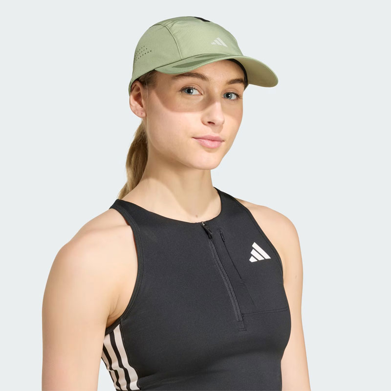 パフォーマンス ランニング × adizero 軽量 クライマクールキャップ 商品番号：kst09 説明 クールでドライな被り心地のCLIMACOOLランニングキャップ。 太陽の日差しと滴る汗をコントロールするのが、何キロも先へ進むのと同じくらい困難だと感じたら、通気性を促すパーフォレーションをあしらったこのアディダス ランニングキャップにお任せ。 カーブのついたつばが日差しから瞳を守り、CLIMACOOLが汗を素早く吸収・発散してクールでドライな被り心地を保つから、雑念にとらわれることなくパフォーマンスに集中できる。 CLIMACOOL搭載の生地が、汗を逃がして身体に清涼感をもたらす。それは、爽やかな肌触りを生む速乾性に優れたファイバーの働きによるもの。 詳細 フリーサイズ ポリエステル100% CLIMACOOL HEAT. RDY カーブをつけたつば フィット感を調節できるバッククロージャー レーザーカットのパーフォレーション ケア 洗濯表示 漂白剤を使用しないでください 乾燥機を使用しないでください ドライクリーニングできない製品です アイロン掛けをしないでください 洗濯時は手洗いモードでお洗い下さい。 お手入れ情報 柔軟剤の使用はお避け下さい。 同色の製品と一緒の洗濯をお勧めします。 洗剤は中性洗剤をご使用ください。 アディダス アディダスランニング ランニングキャップ ランキャップ 帽子 CAP アディゼロキャップ ランニングウェア マラソン ランニング ジョギング トレーニング 熱中症対策 紫外線対策 通気性 速乾